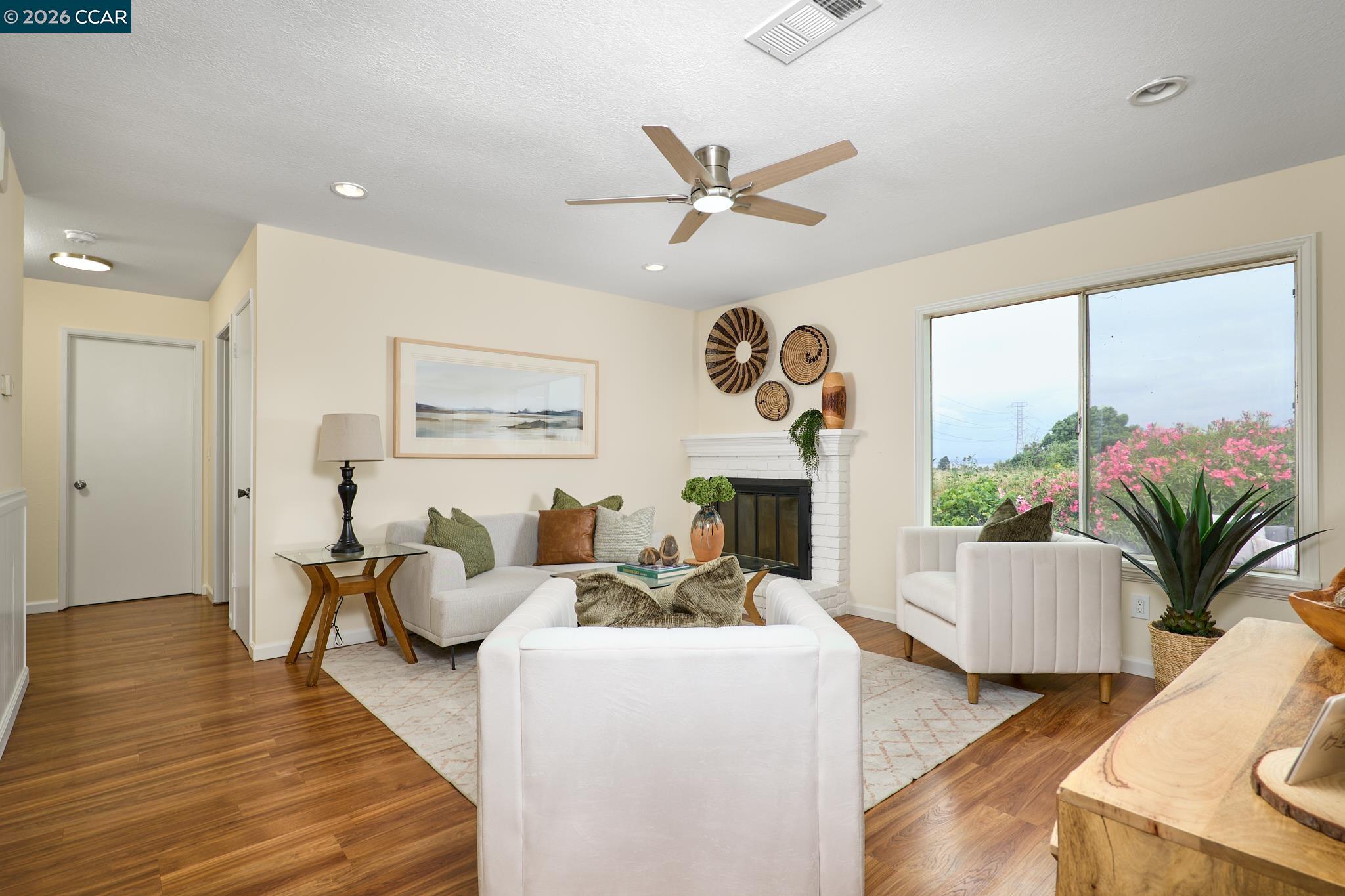 Detail Gallery Image 4 of 21 For 884 Serrana Ct, Pittsburg,  CA 94565 - 3 Beds | 1 Baths