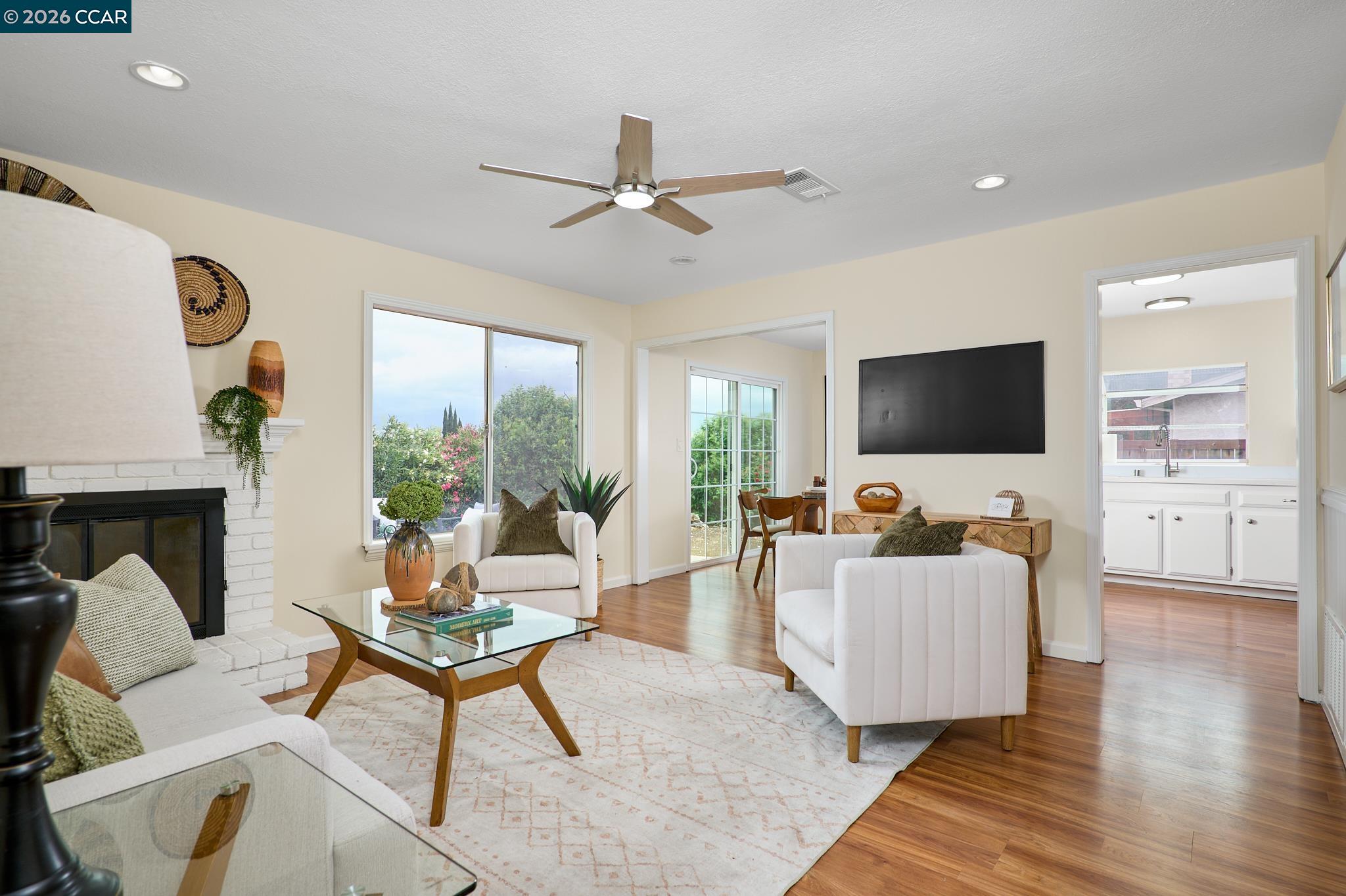 Detail Gallery Image 5 of 21 For 884 Serrana Ct, Pittsburg,  CA 94565 - 3 Beds | 1 Baths