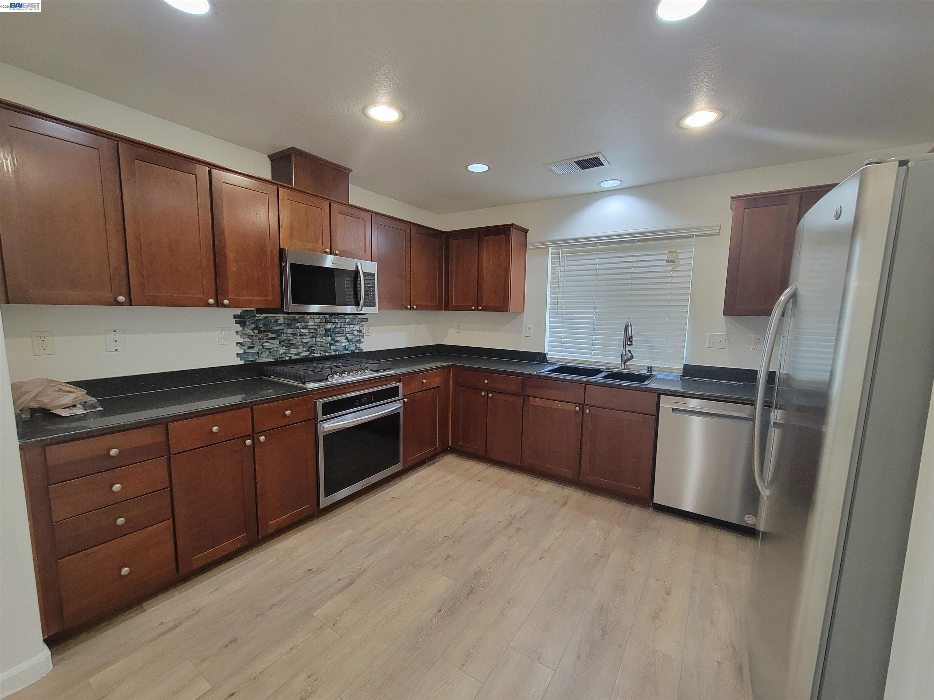 Detail Gallery Image 15 of 49 For 313 Turnstone Cir, Pittsburg,  CA 94565 - 5 Beds | 2/1 Baths