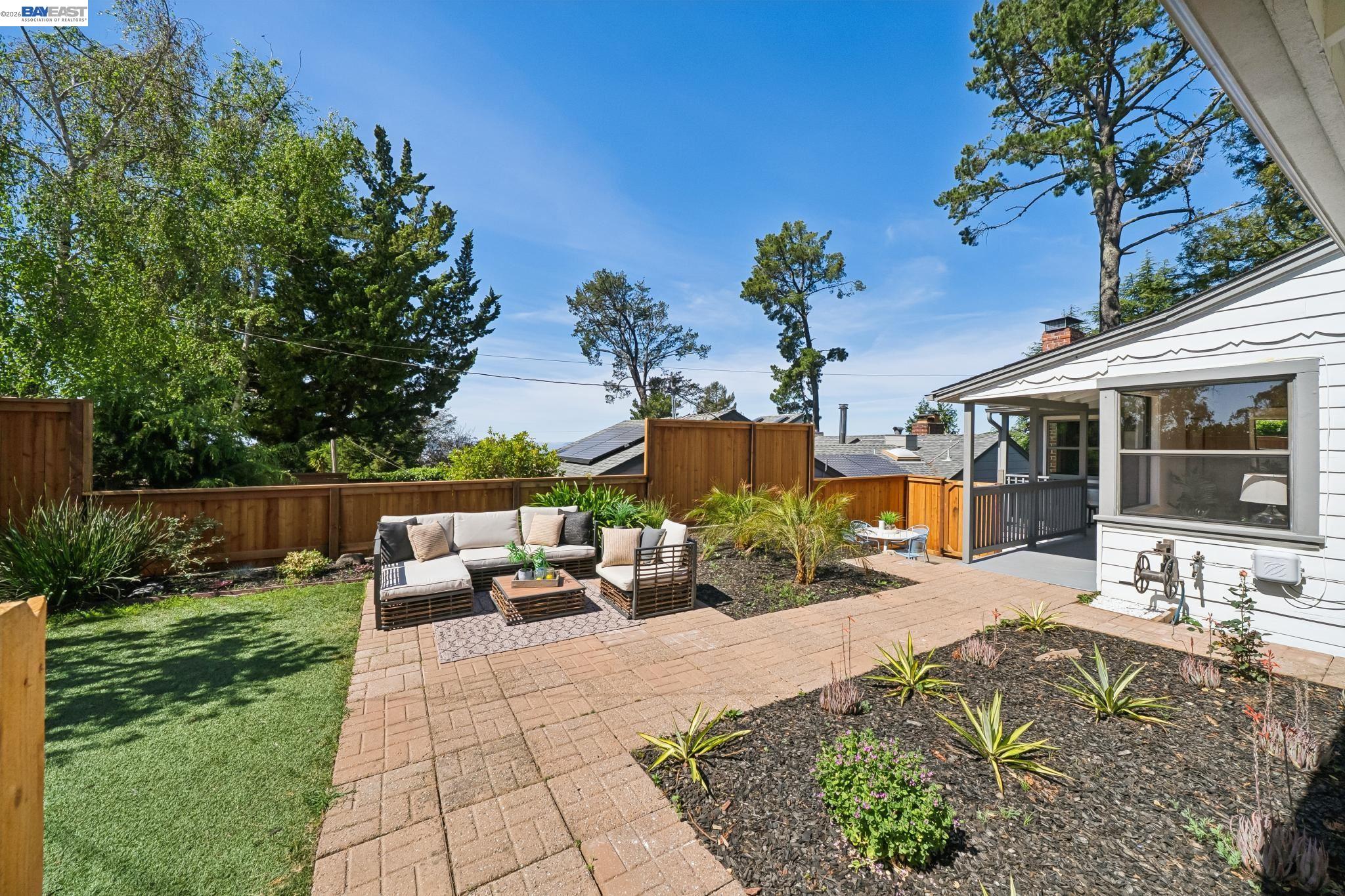 Detail Gallery Image 11 of 60 For 39 Chatsworth Ct, Oakland,  CA 94611 - 4 Beds | 2 Baths