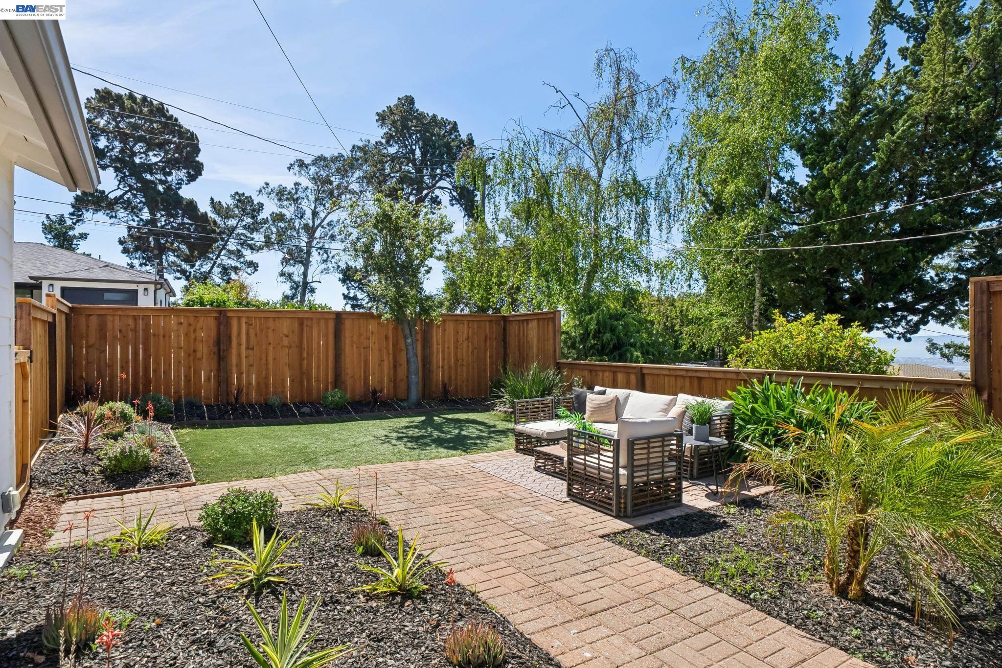 Detail Gallery Image 12 of 60 For 39 Chatsworth Ct, Oakland,  CA 94611 - 4 Beds | 2 Baths