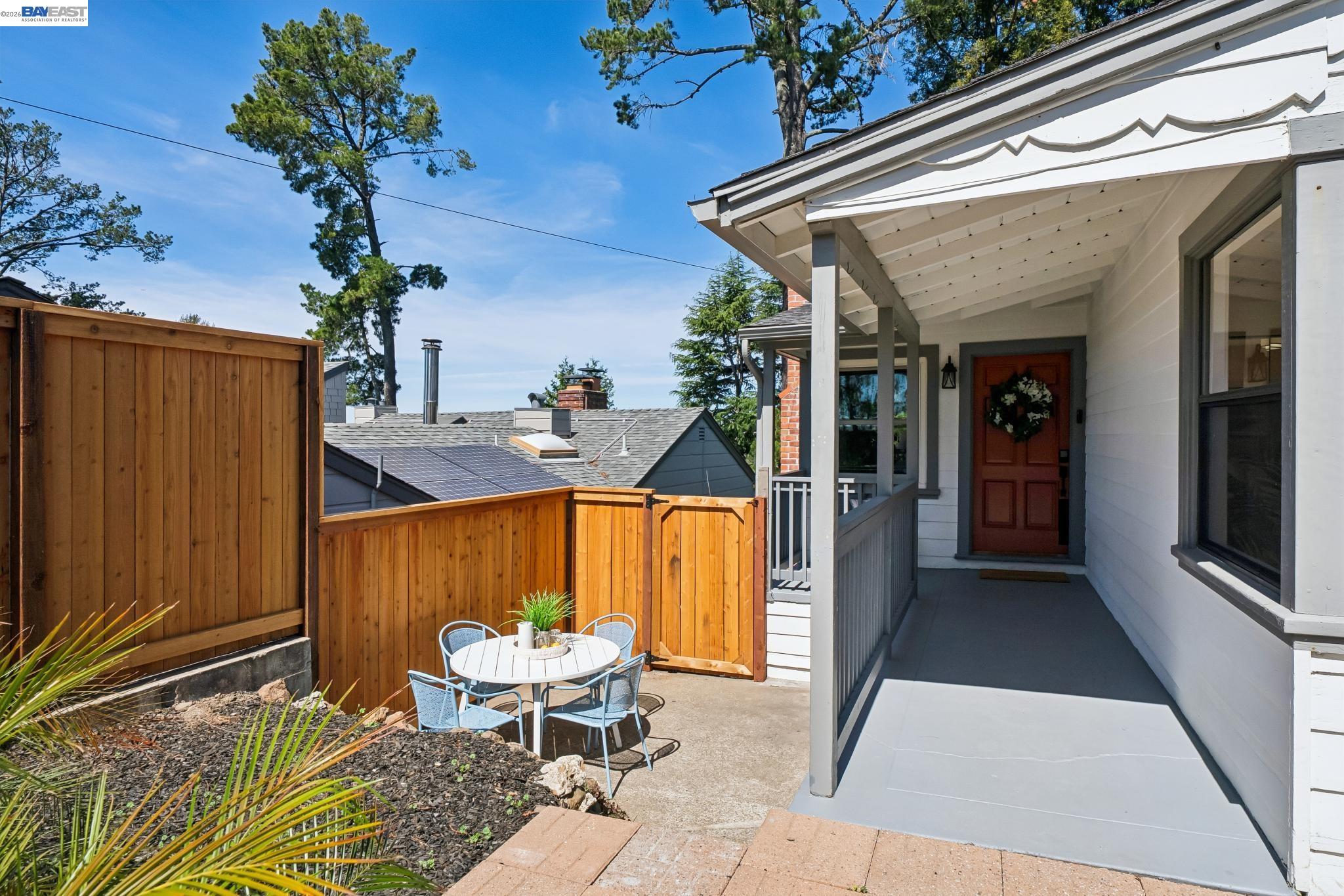 Detail Gallery Image 13 of 60 For 39 Chatsworth Ct, Oakland,  CA 94611 - 4 Beds | 2 Baths