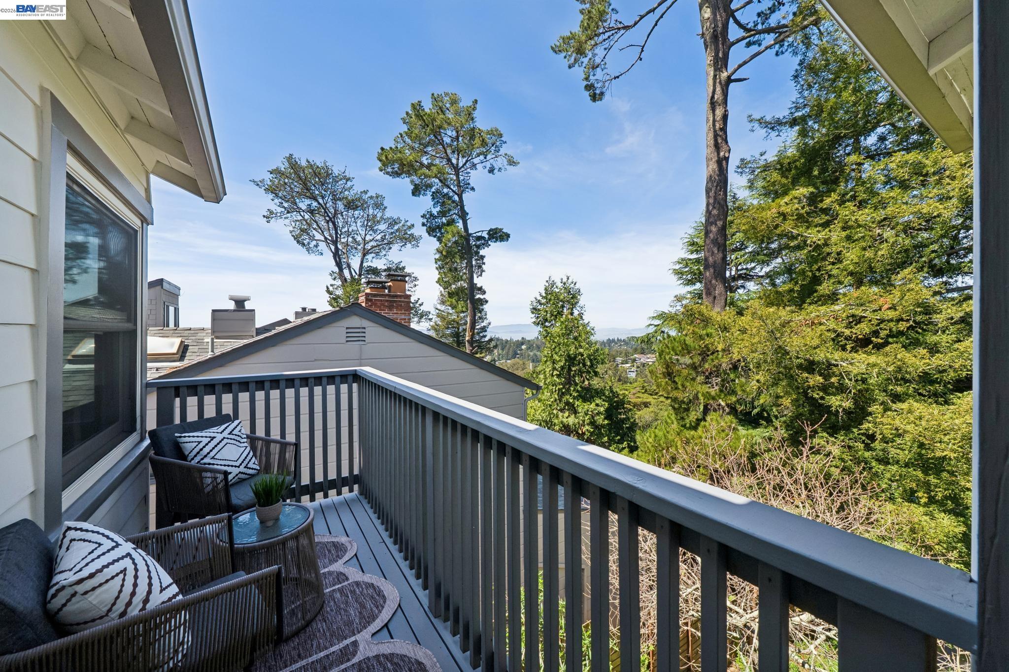 Detail Gallery Image 27 of 60 For 39 Chatsworth Ct, Oakland,  CA 94611 - 4 Beds | 2 Baths