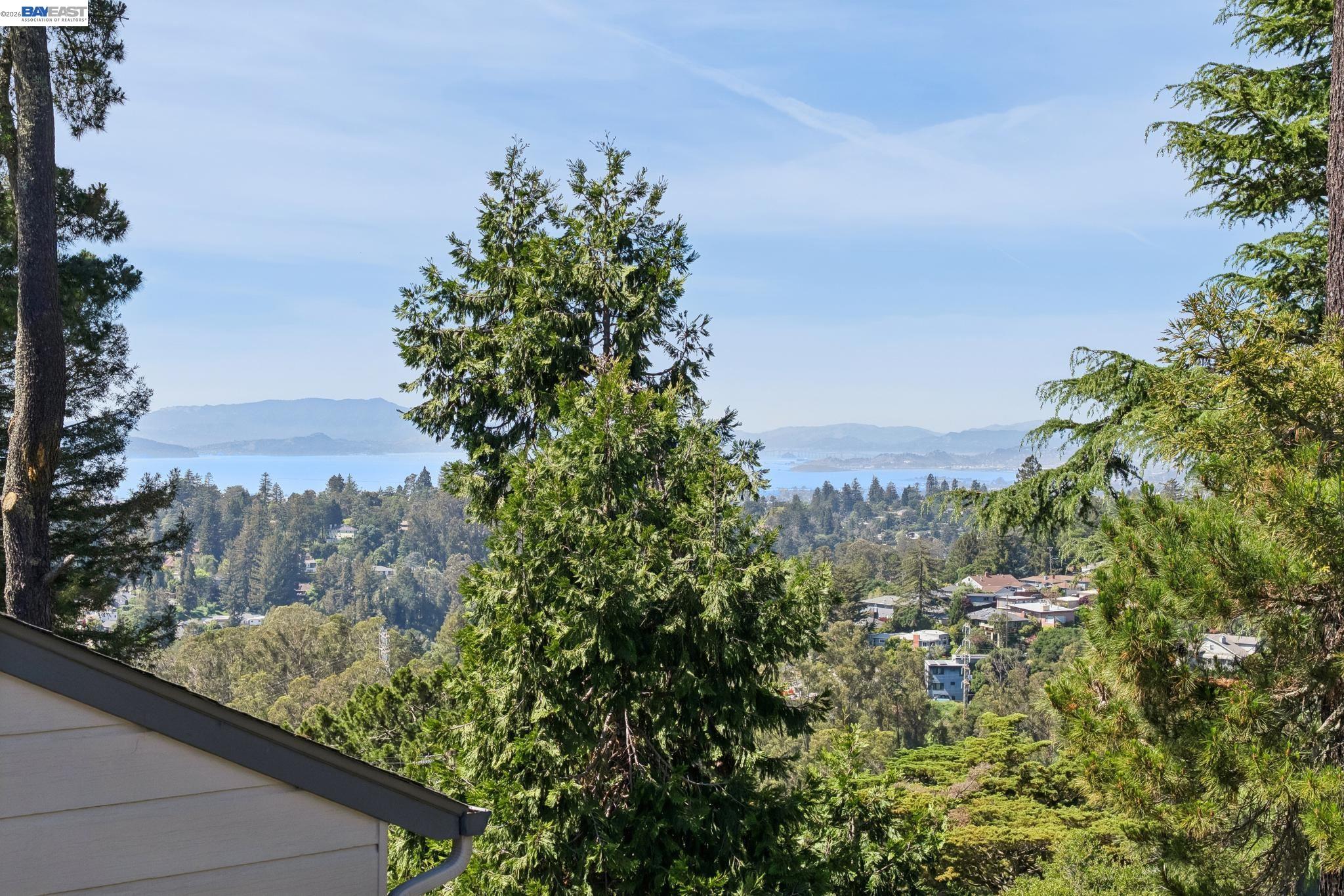 Detail Gallery Image 28 of 60 For 39 Chatsworth Ct, Oakland,  CA 94611 - 4 Beds | 2 Baths