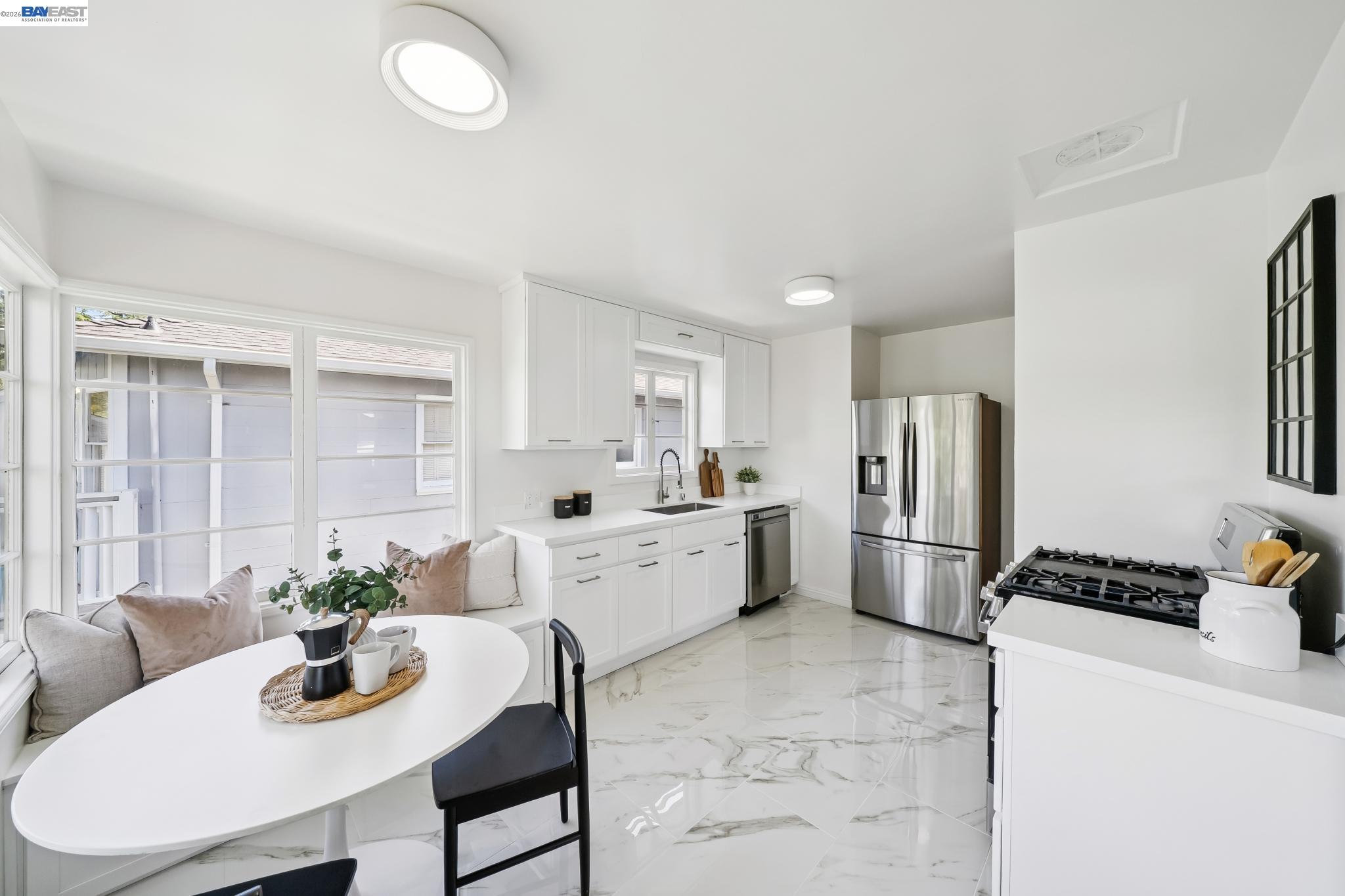 Detail Gallery Image 29 of 60 For 39 Chatsworth Ct, Oakland,  CA 94611 - 4 Beds | 2 Baths