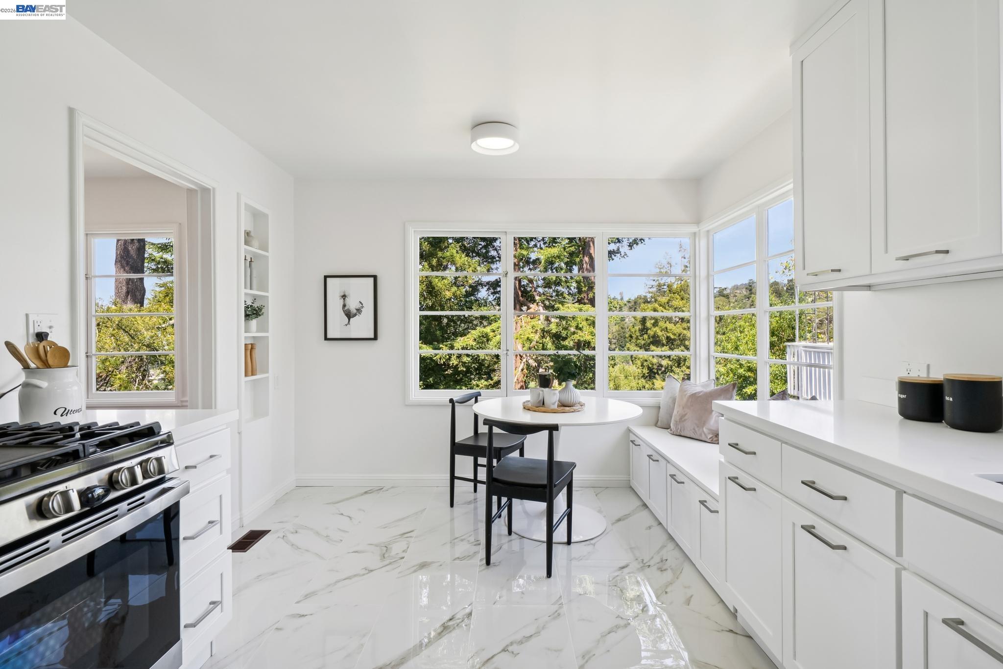 Detail Gallery Image 30 of 60 For 39 Chatsworth Ct, Oakland,  CA 94611 - 4 Beds | 2 Baths