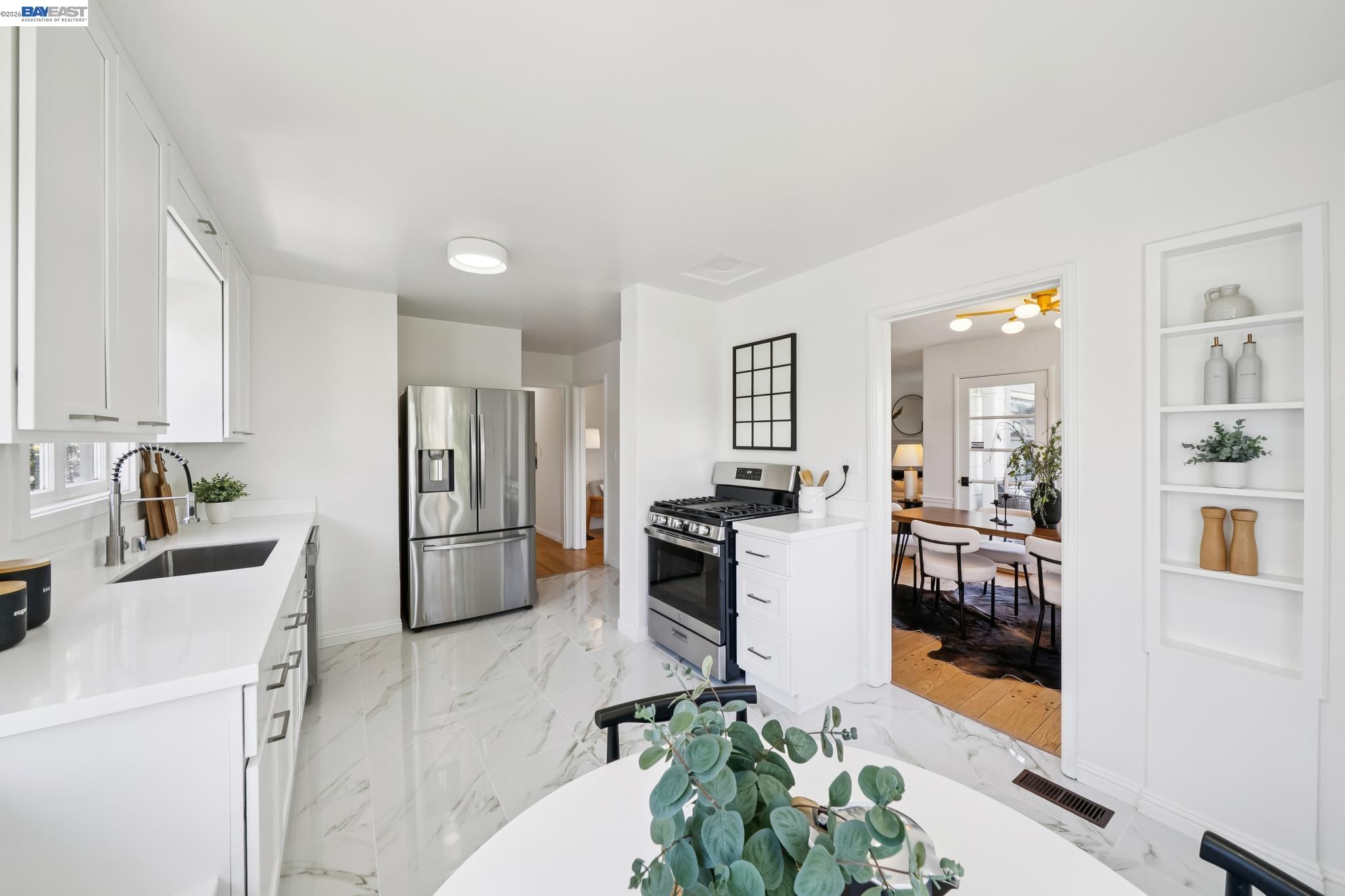 Detail Gallery Image 32 of 60 For 39 Chatsworth Ct, Oakland,  CA 94611 - 4 Beds | 2 Baths