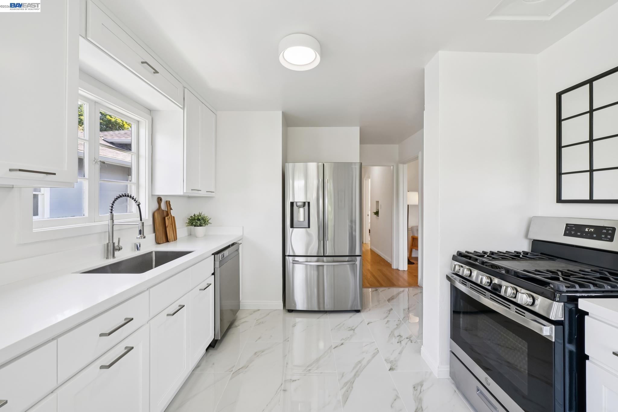 Detail Gallery Image 33 of 60 For 39 Chatsworth Ct, Oakland,  CA 94611 - 4 Beds | 2 Baths