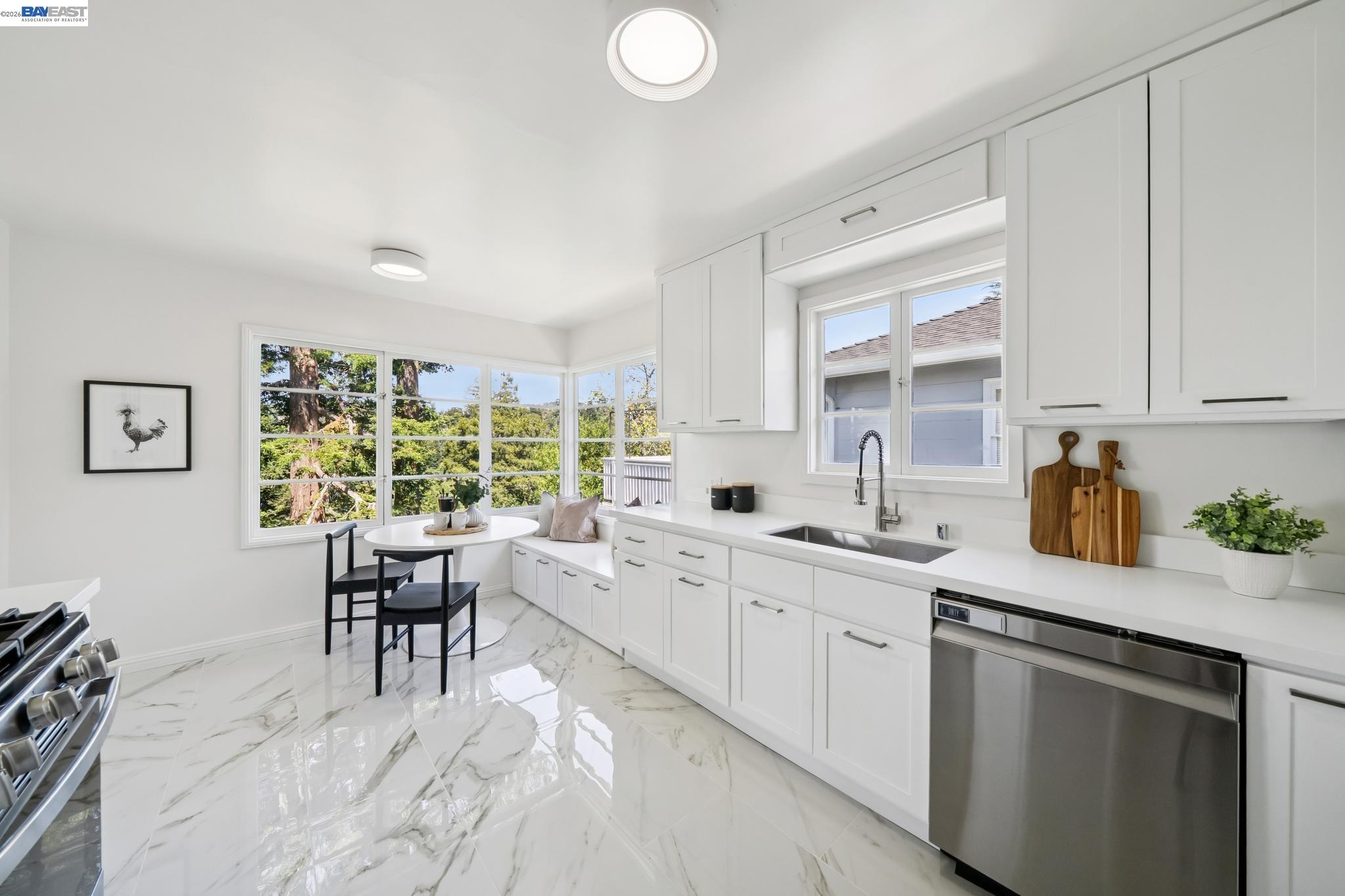 Detail Gallery Image 34 of 60 For 39 Chatsworth Ct, Oakland,  CA 94611 - 4 Beds | 2 Baths