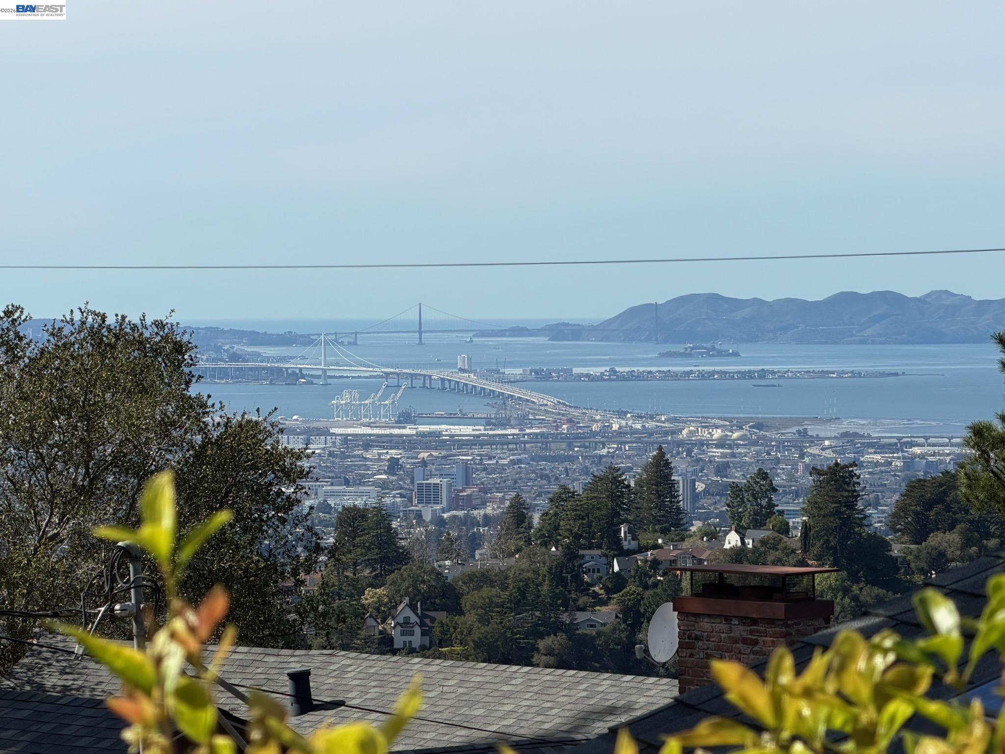 Detail Gallery Image 5 of 60 For 39 Chatsworth Ct, Oakland,  CA 94611 - 4 Beds | 2 Baths