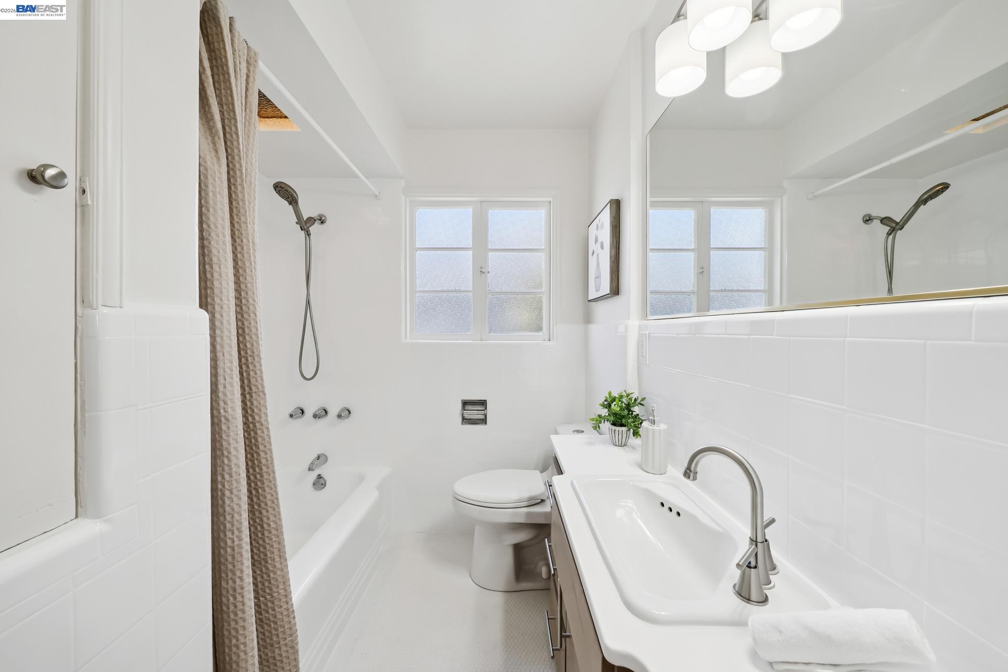 Detail Gallery Image 41 of 60 For 39 Chatsworth Ct, Oakland,  CA 94611 - 4 Beds | 2 Baths