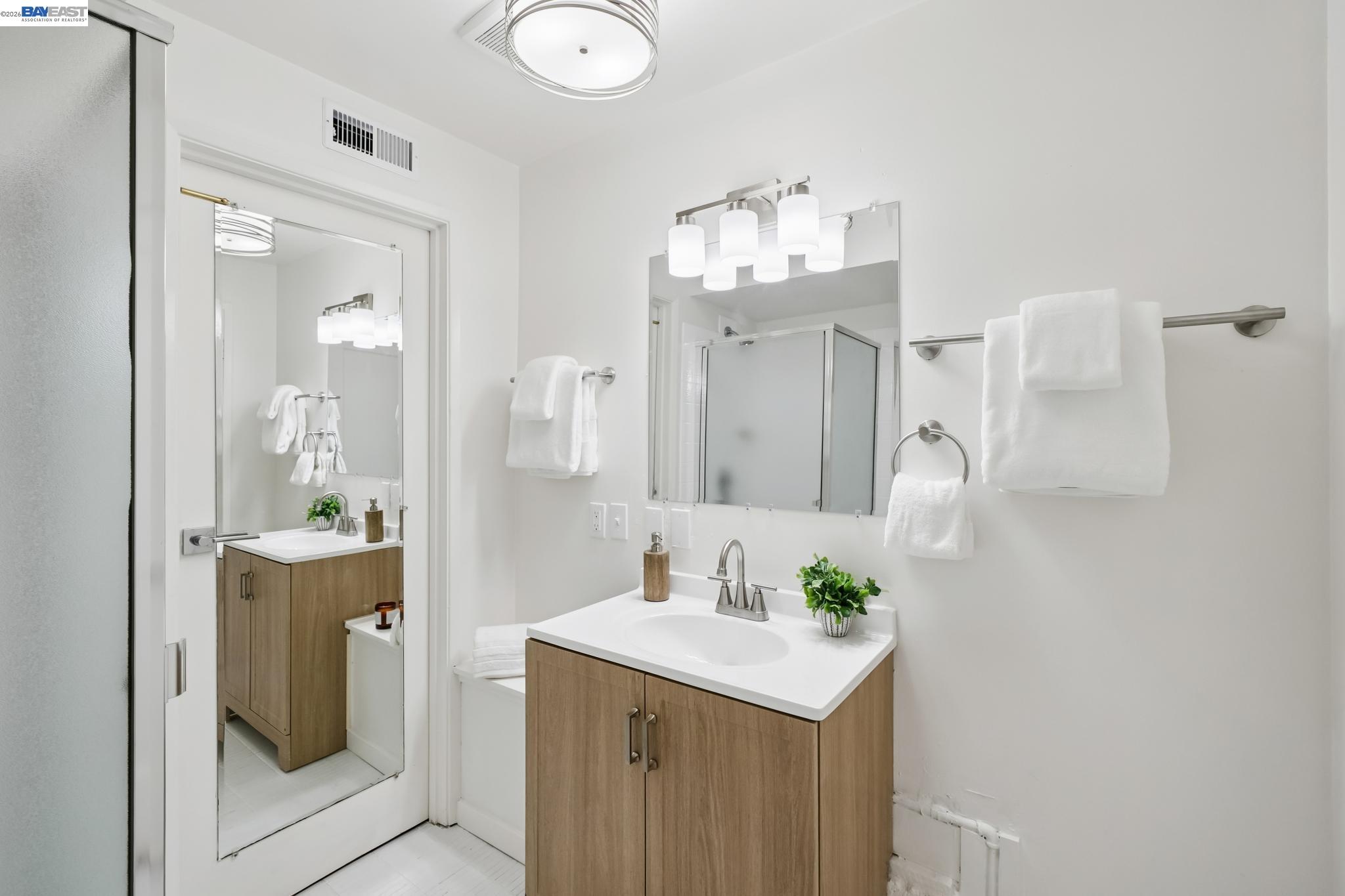 Detail Gallery Image 46 of 60 For 39 Chatsworth Ct, Oakland,  CA 94611 - 4 Beds | 2 Baths