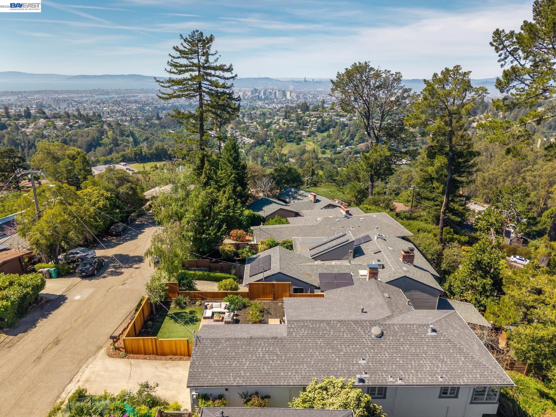 Detail Gallery Image 8 of 60 For 39 Chatsworth Ct, Oakland,  CA 94611 - 4 Beds | 2 Baths