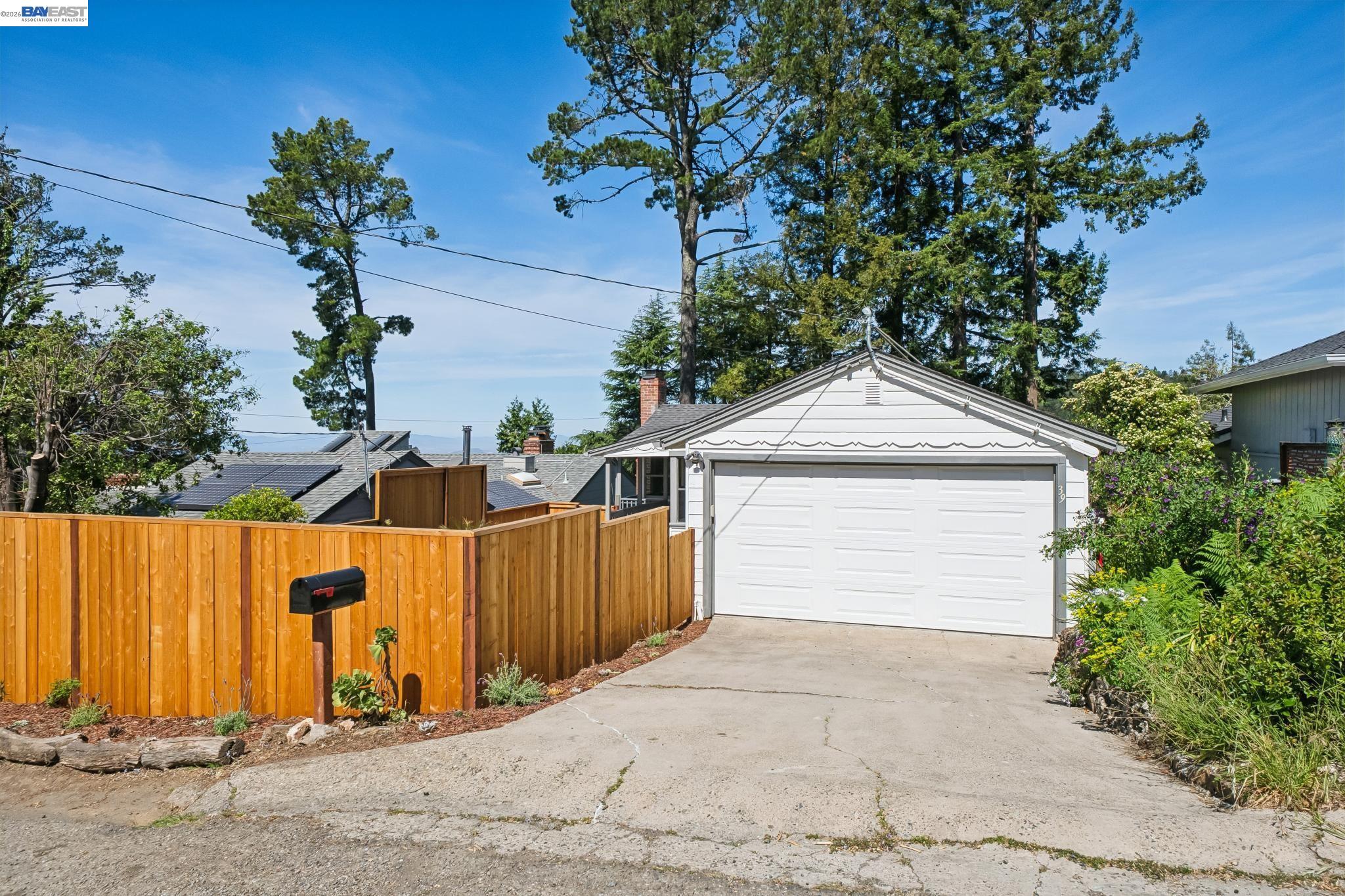 Detail Gallery Image 9 of 60 For 39 Chatsworth Ct, Oakland,  CA 94611 - 4 Beds | 2 Baths