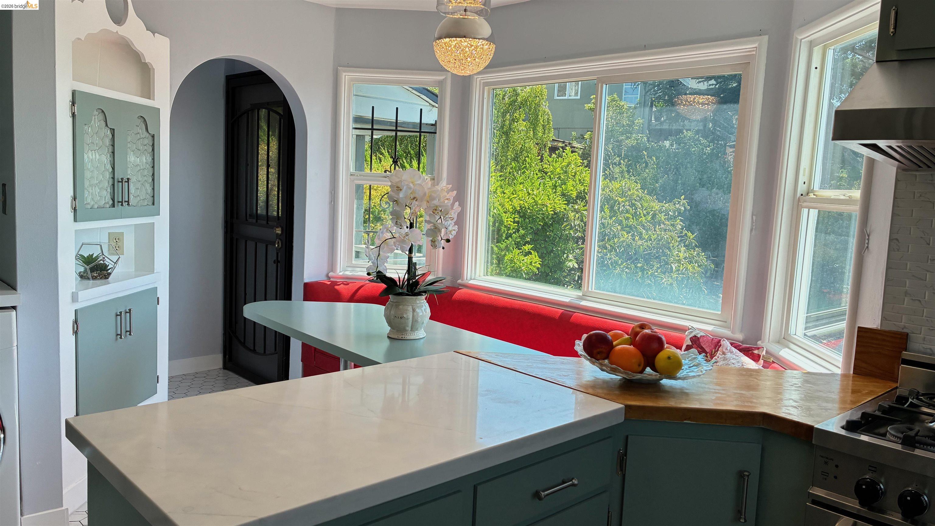 Detail Gallery Image 11 of 42 For 135 Alta Rd, Oakland,  CA 94618 - 3 Beds | 3 Baths