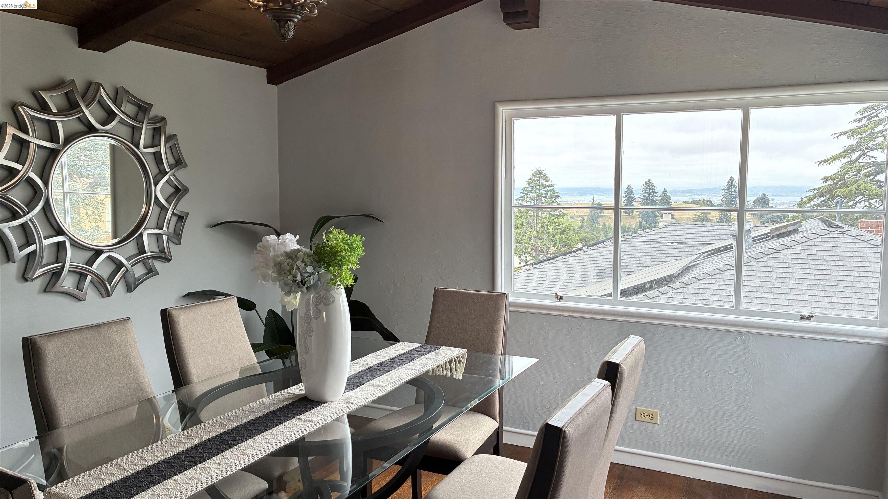 Detail Gallery Image 14 of 42 For 135 Alta Rd, Oakland,  CA 94618 - 3 Beds | 3 Baths