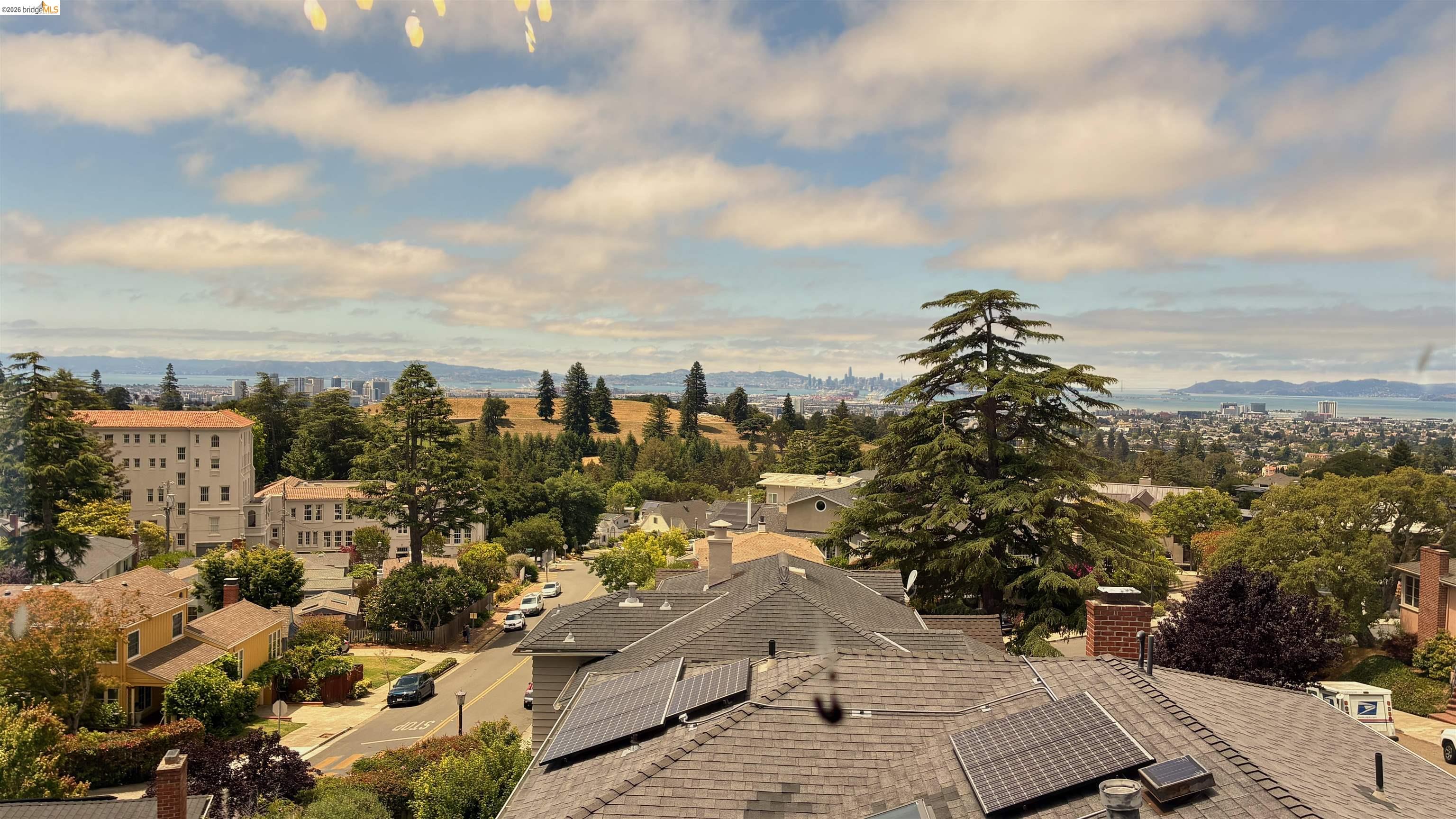 Detail Gallery Image 17 of 42 For 135 Alta Rd, Oakland,  CA 94618 - 3 Beds | 3 Baths