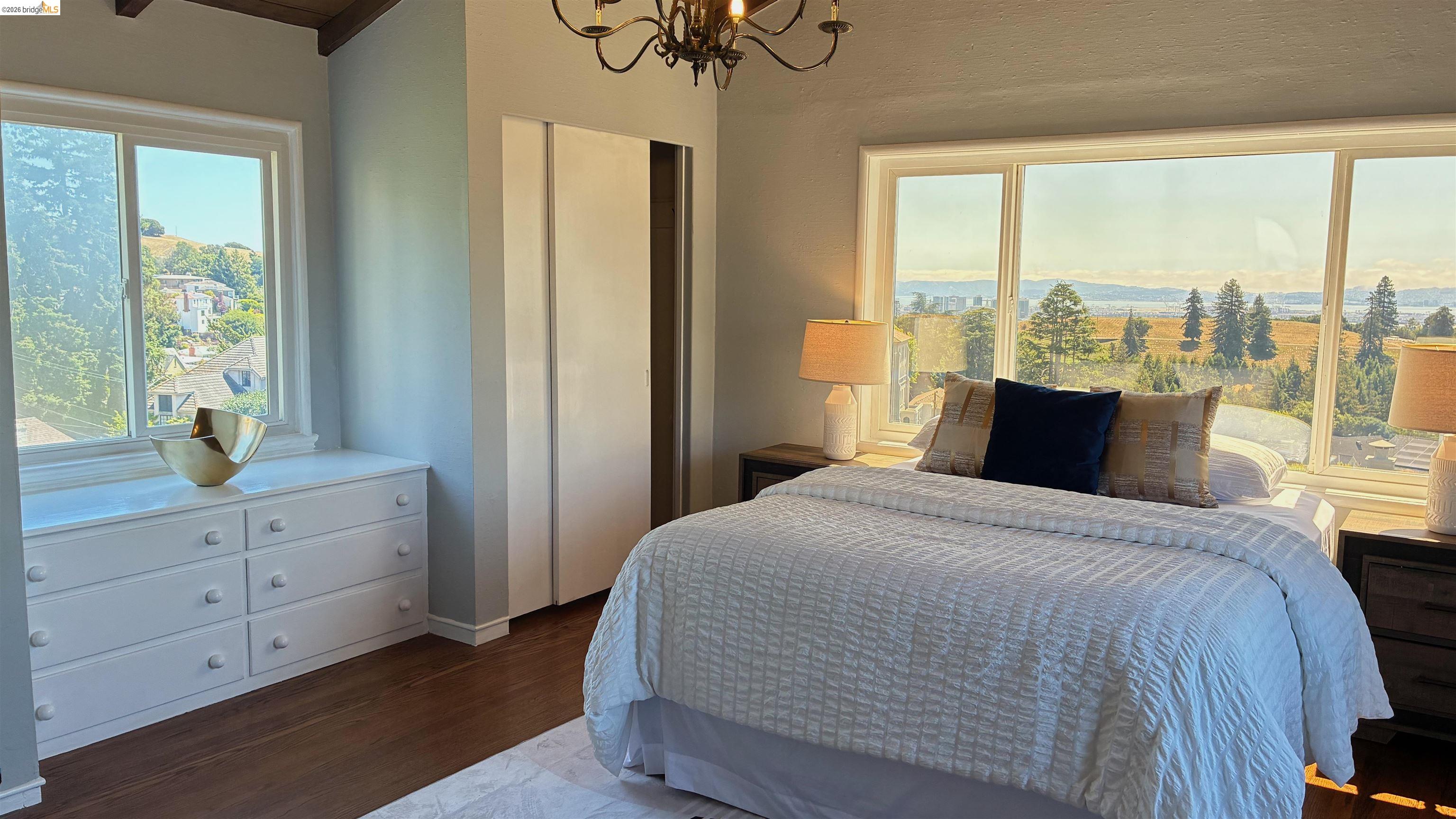 Detail Gallery Image 19 of 42 For 135 Alta Rd, Oakland,  CA 94618 - 3 Beds | 3 Baths