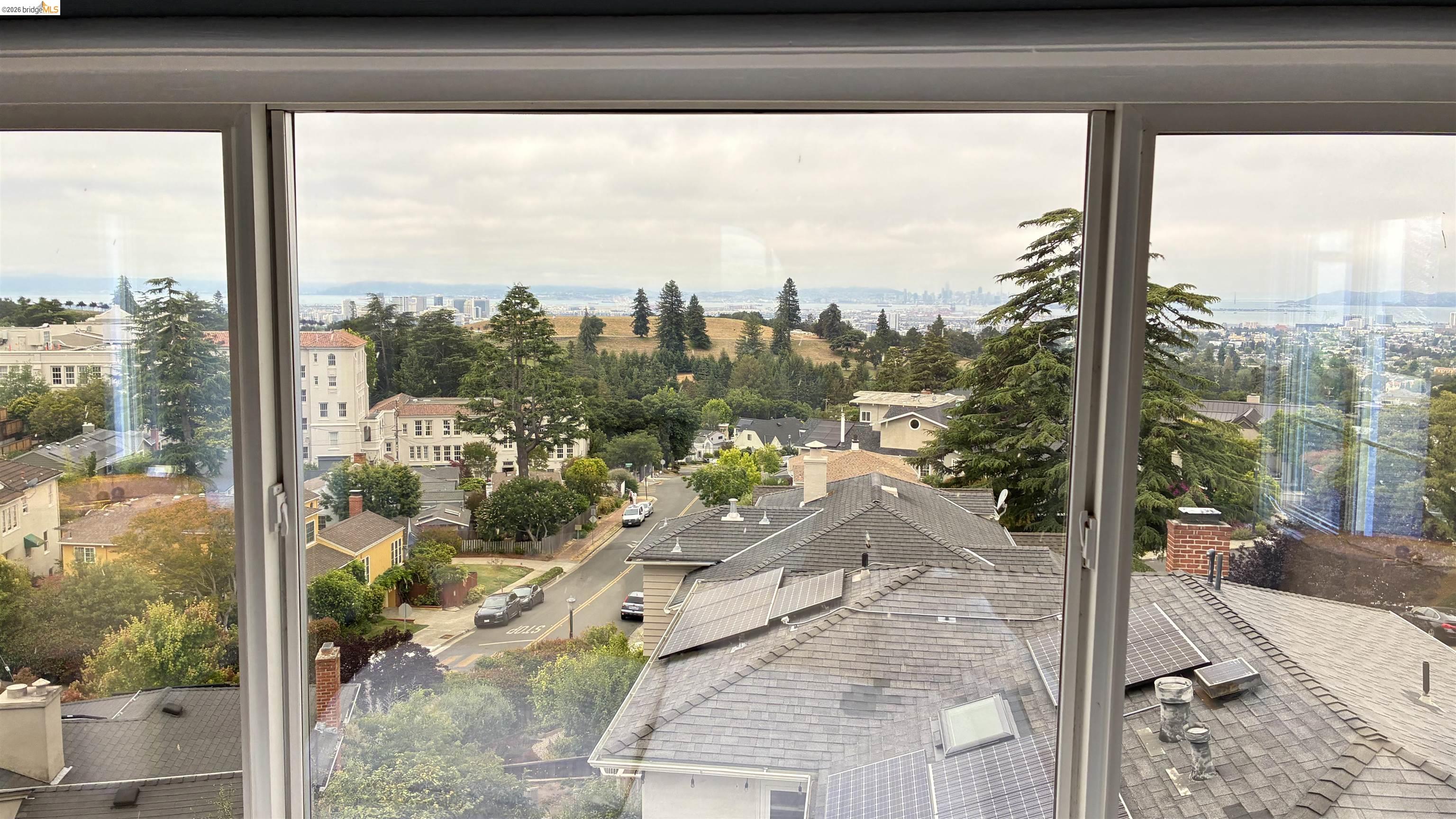 Detail Gallery Image 21 of 42 For 135 Alta Rd, Oakland,  CA 94618 - 3 Beds | 3 Baths