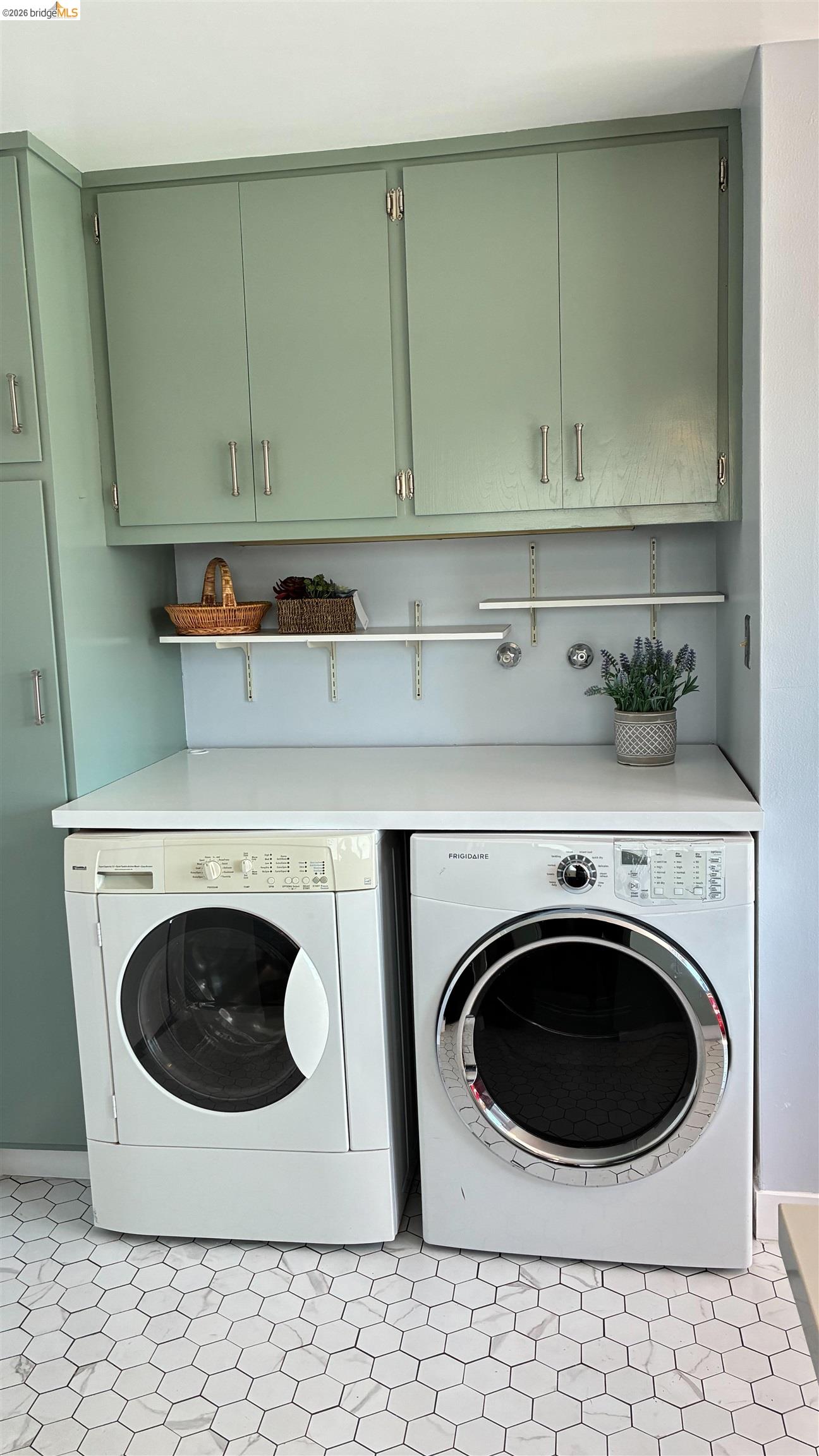 Detail Gallery Image 25 of 42 For 135 Alta Rd, Oakland,  CA 94618 - 3 Beds | 3 Baths