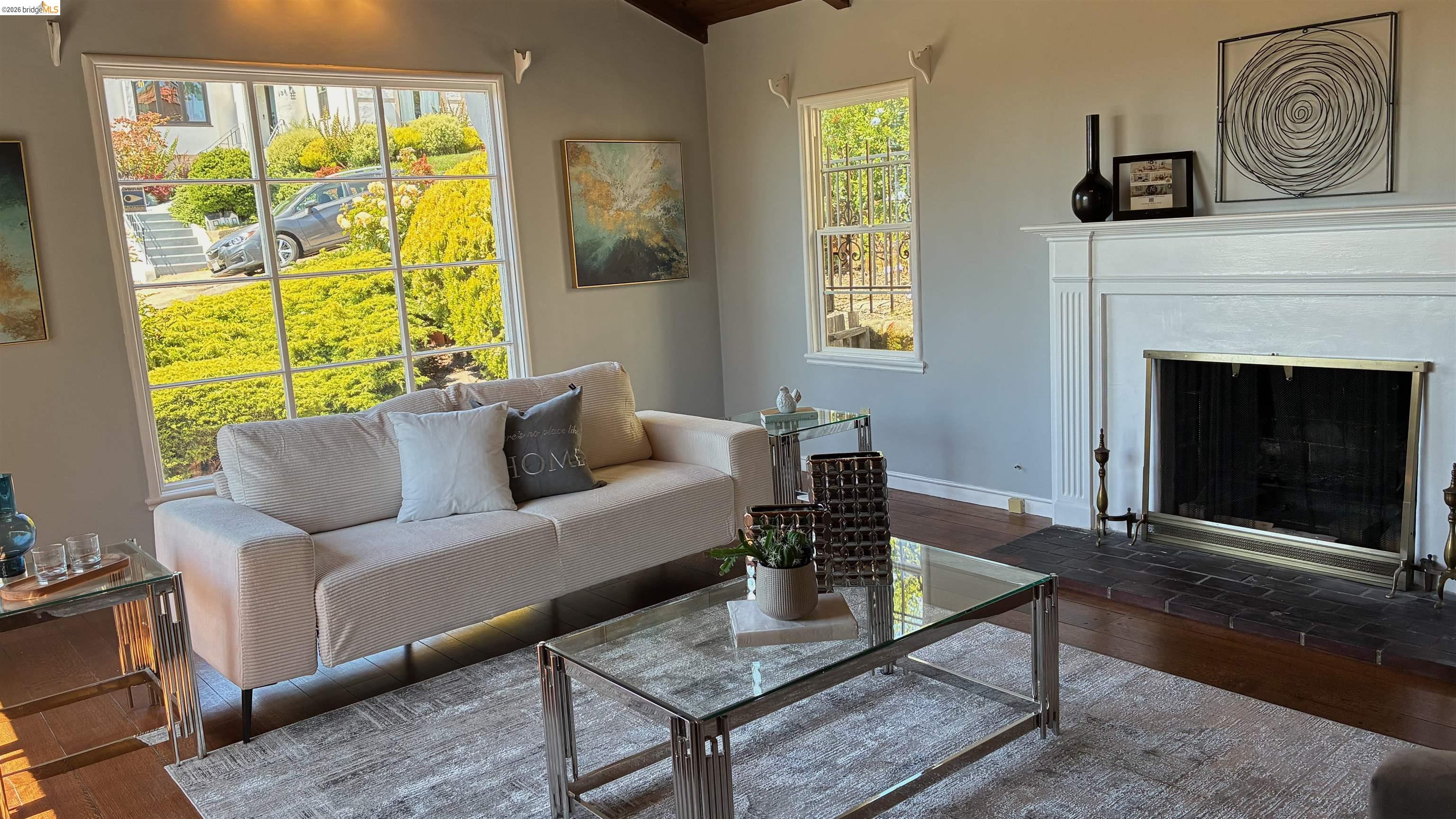 Detail Gallery Image 4 of 42 For 135 Alta Rd, Oakland,  CA 94618 - 3 Beds | 3 Baths