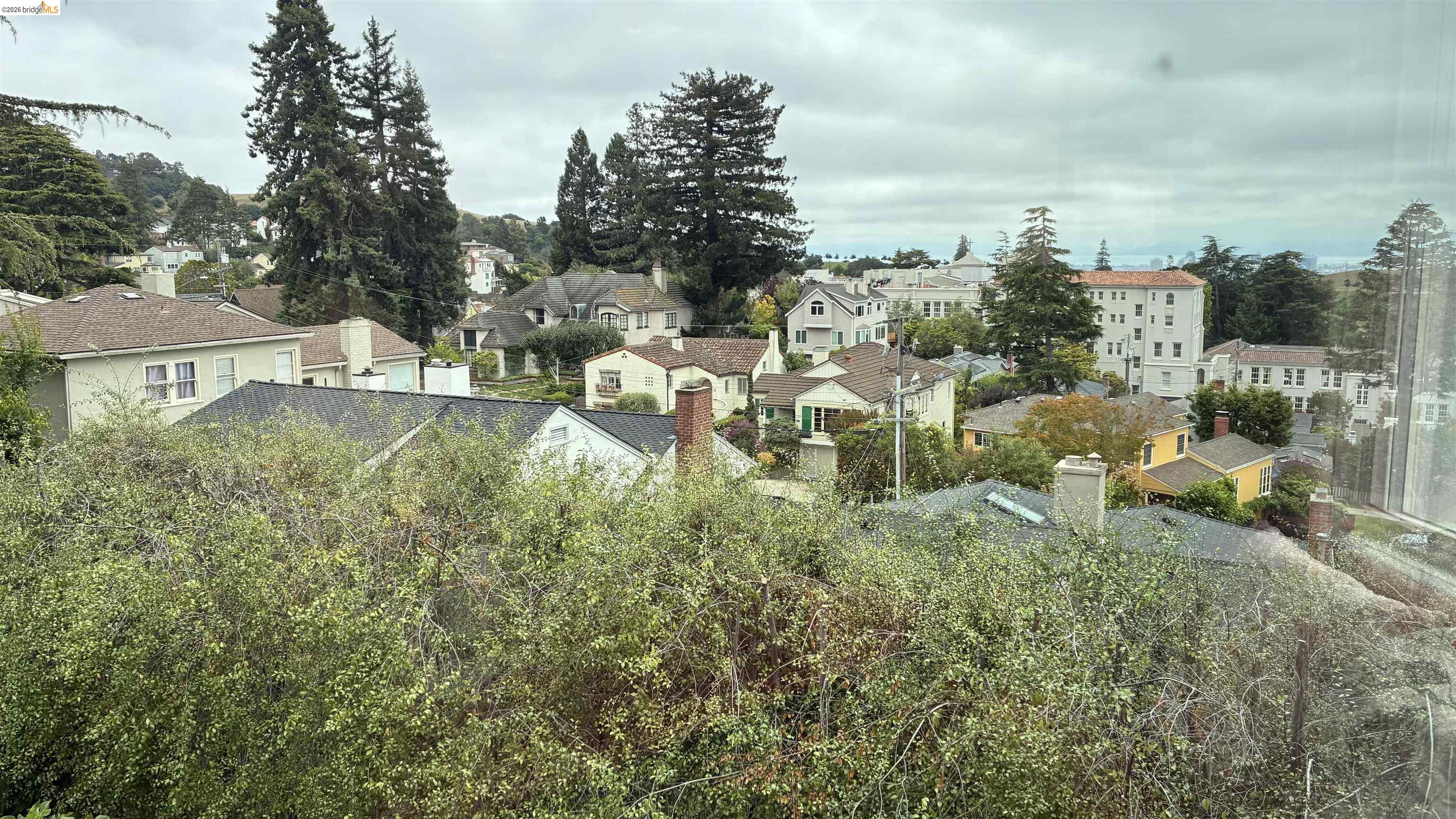 Detail Gallery Image 31 of 42 For 135 Alta Rd, Oakland,  CA 94618 - 3 Beds | 3 Baths