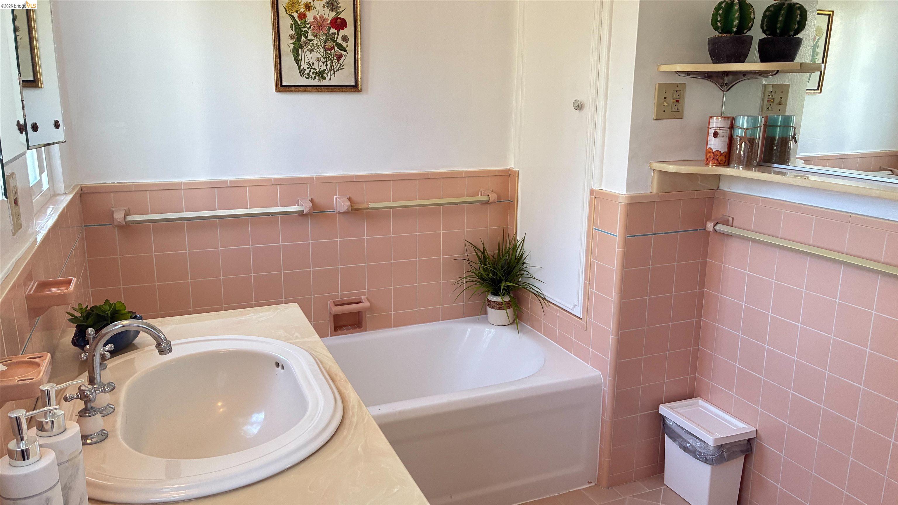 Detail Gallery Image 38 of 42 For 135 Alta Rd, Oakland,  CA 94618 - 3 Beds | 3 Baths