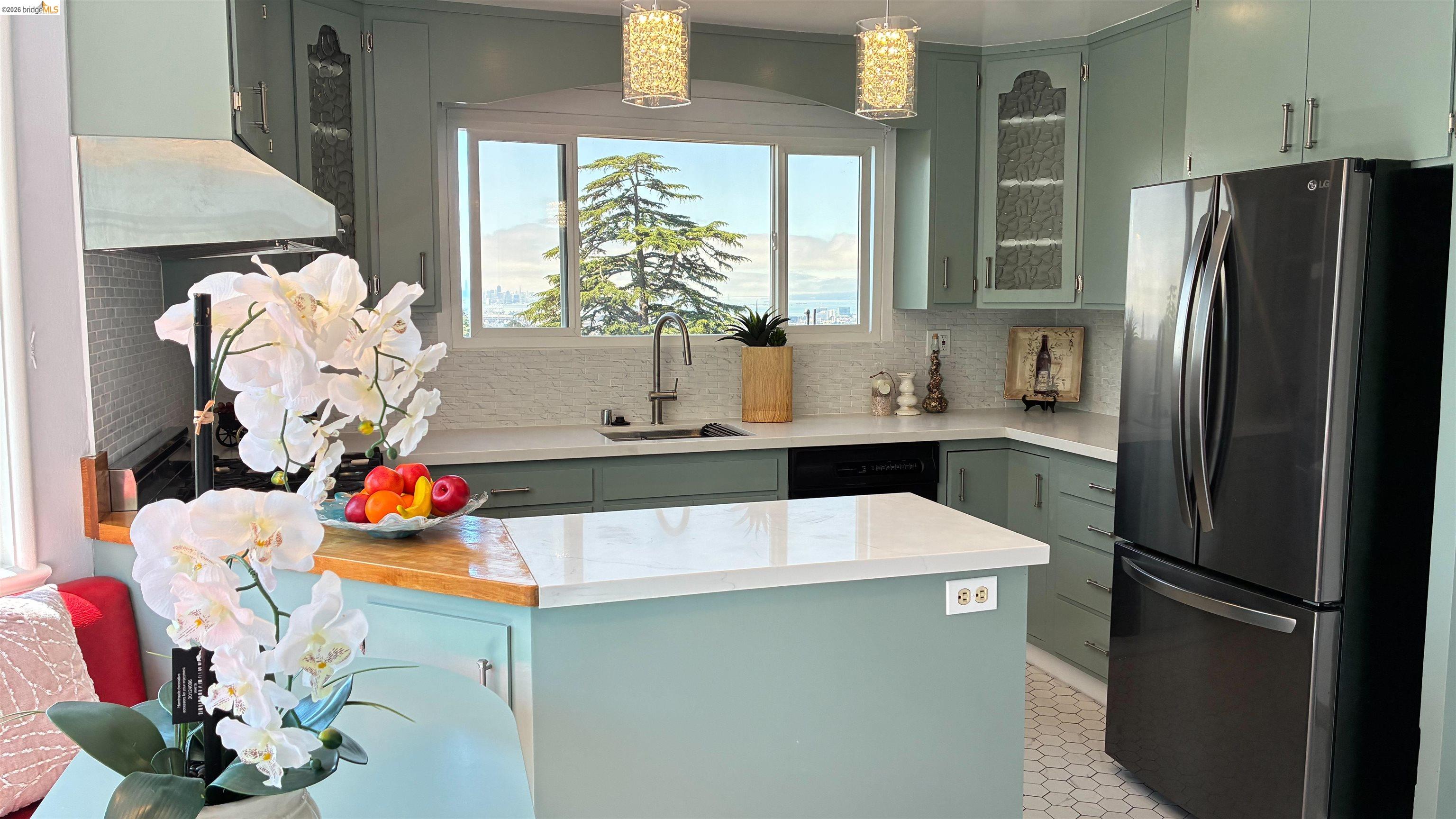 Detail Gallery Image 8 of 42 For 135 Alta Rd, Oakland,  CA 94618 - 3 Beds | 3 Baths