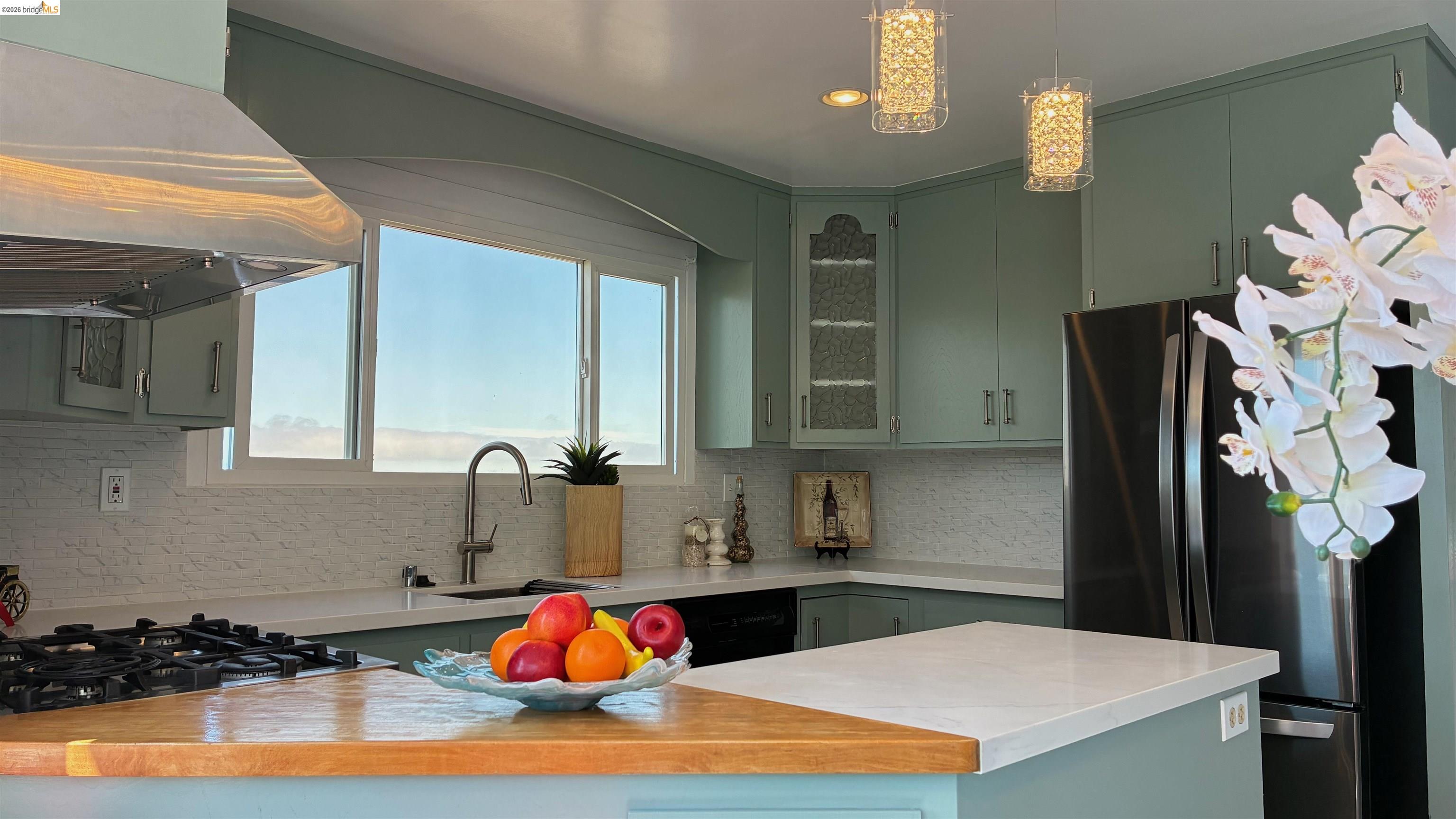 Detail Gallery Image 9 of 42 For 135 Alta Rd, Oakland,  CA 94618 - 3 Beds | 3 Baths