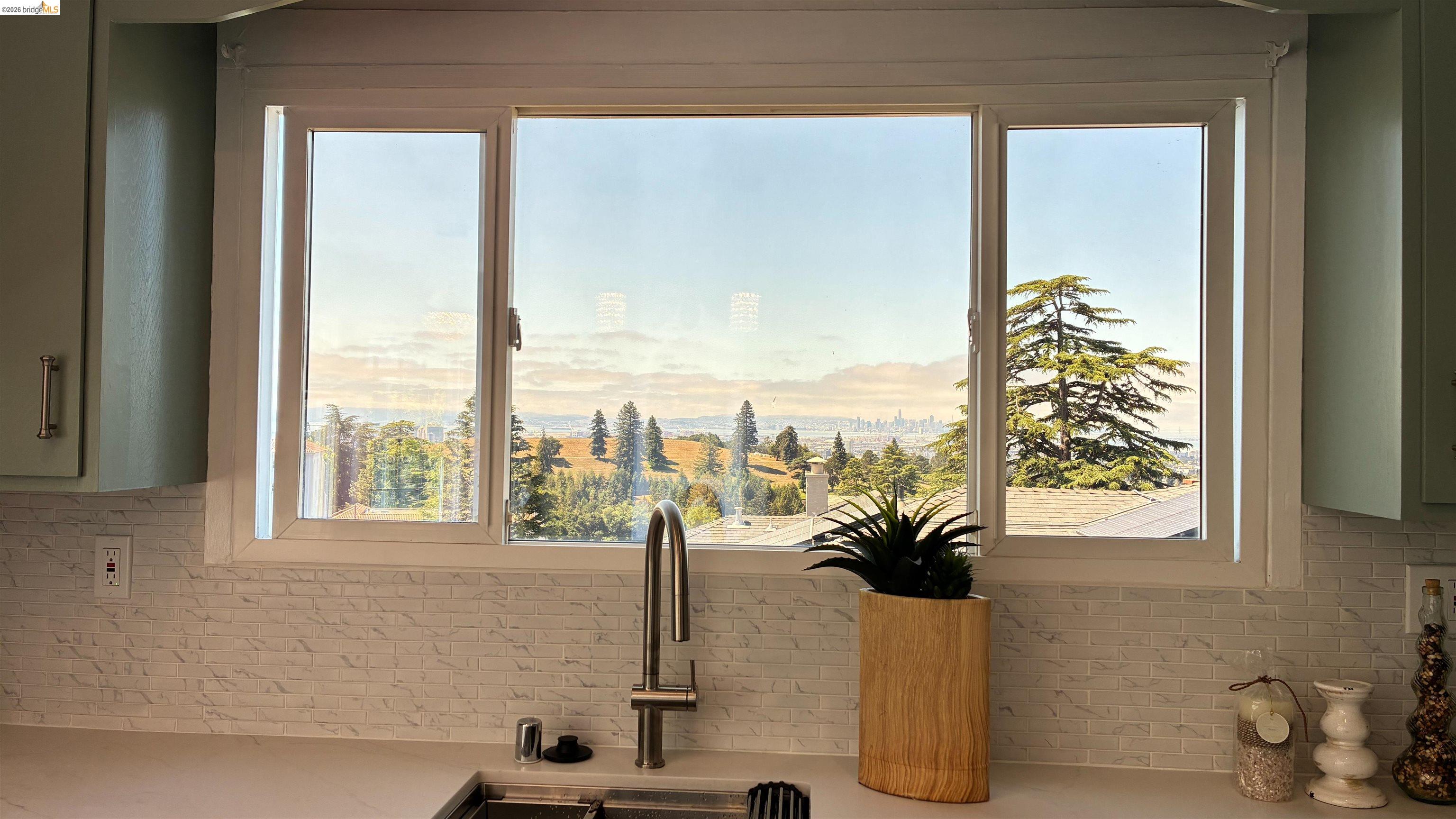 Detail Gallery Image 10 of 42 For 135 Alta Rd, Oakland,  CA 94618 - 3 Beds | 3 Baths