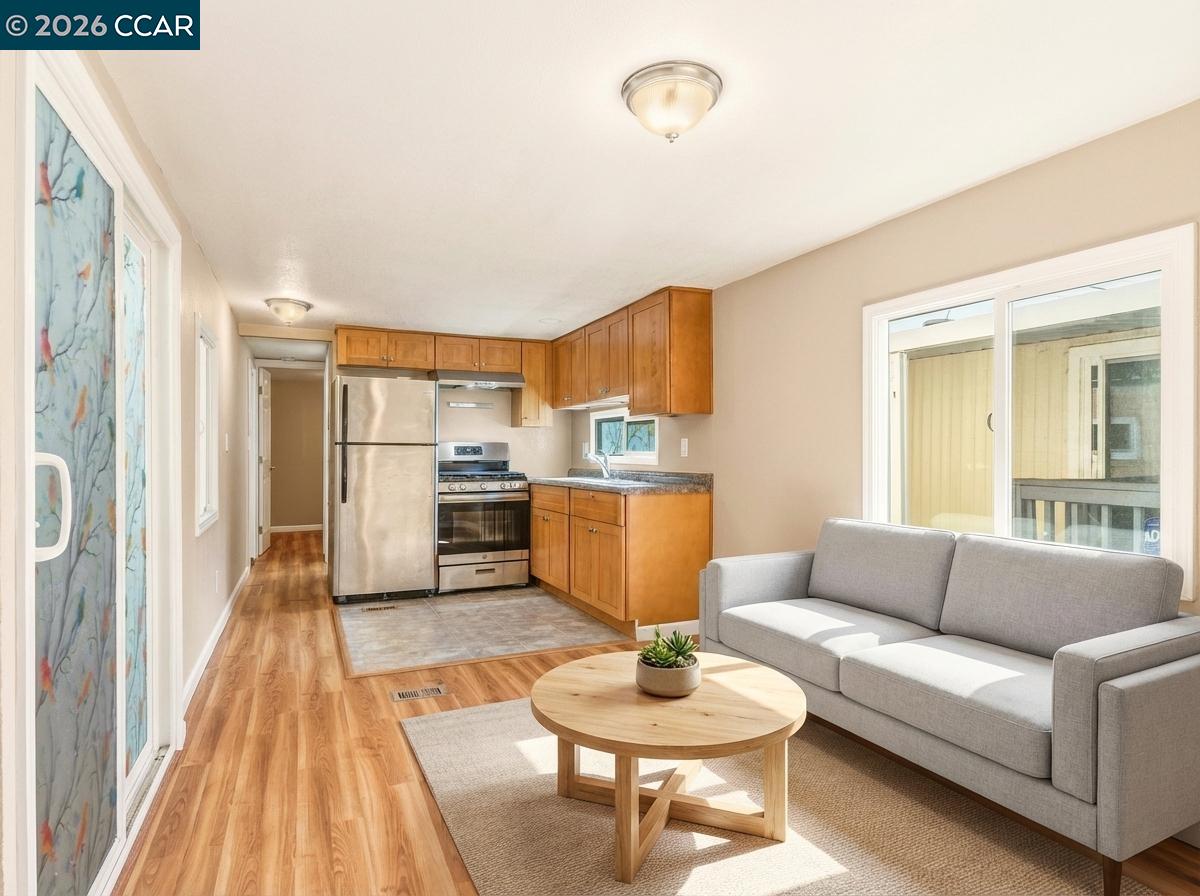 Detail Gallery Image 3 of 29 For 2399 E 14th St #105,  San Leandro,  CA 94577 - 1 Beds | 1 Baths