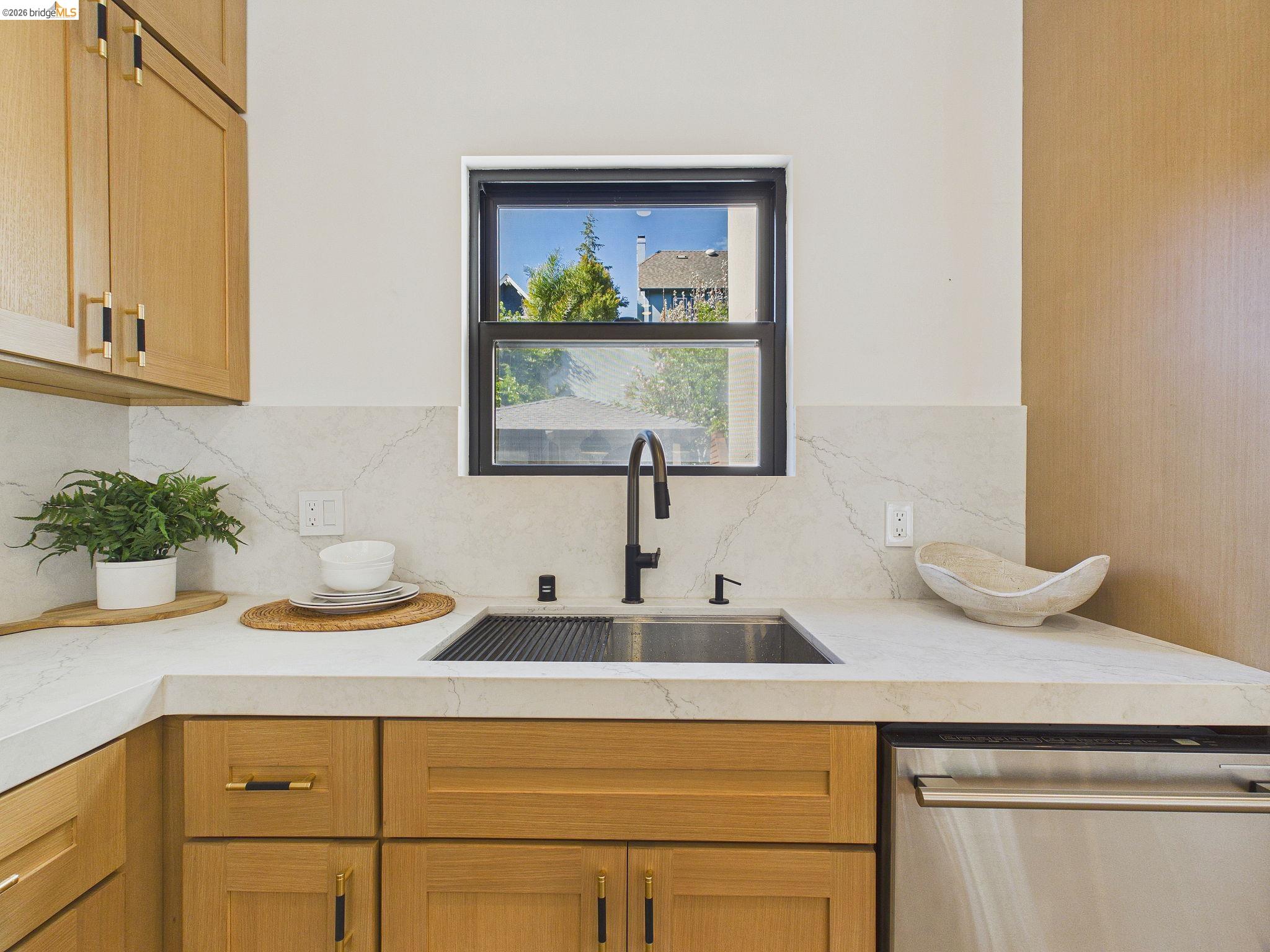 Detail Gallery Image 18 of 50 For 714 Walavista Ave, Oakland,  CA 94610 - 4 Beds | 4/1 Baths