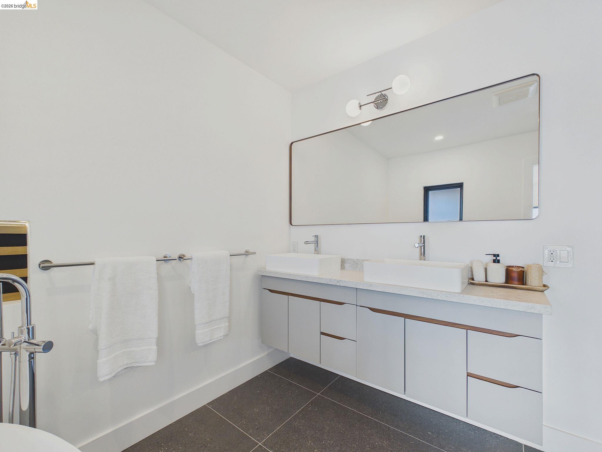 Detail Gallery Image 27 of 50 For 714 Walavista Ave, Oakland,  CA 94610 - 4 Beds | 4/1 Baths