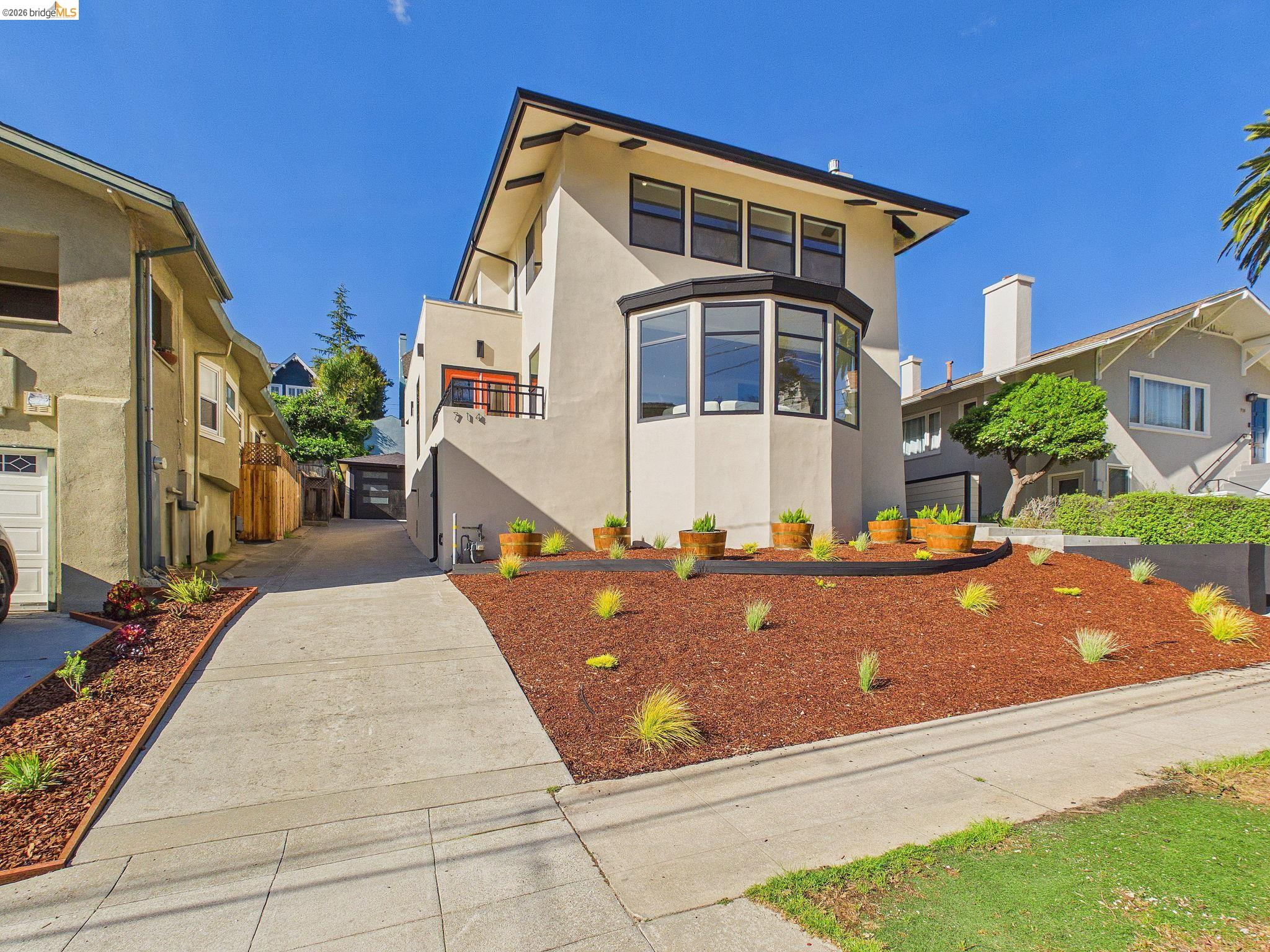 Detail Gallery Image 4 of 50 For 714 Walavista Ave, Oakland,  CA 94610 - 4 Beds | 4/1 Baths