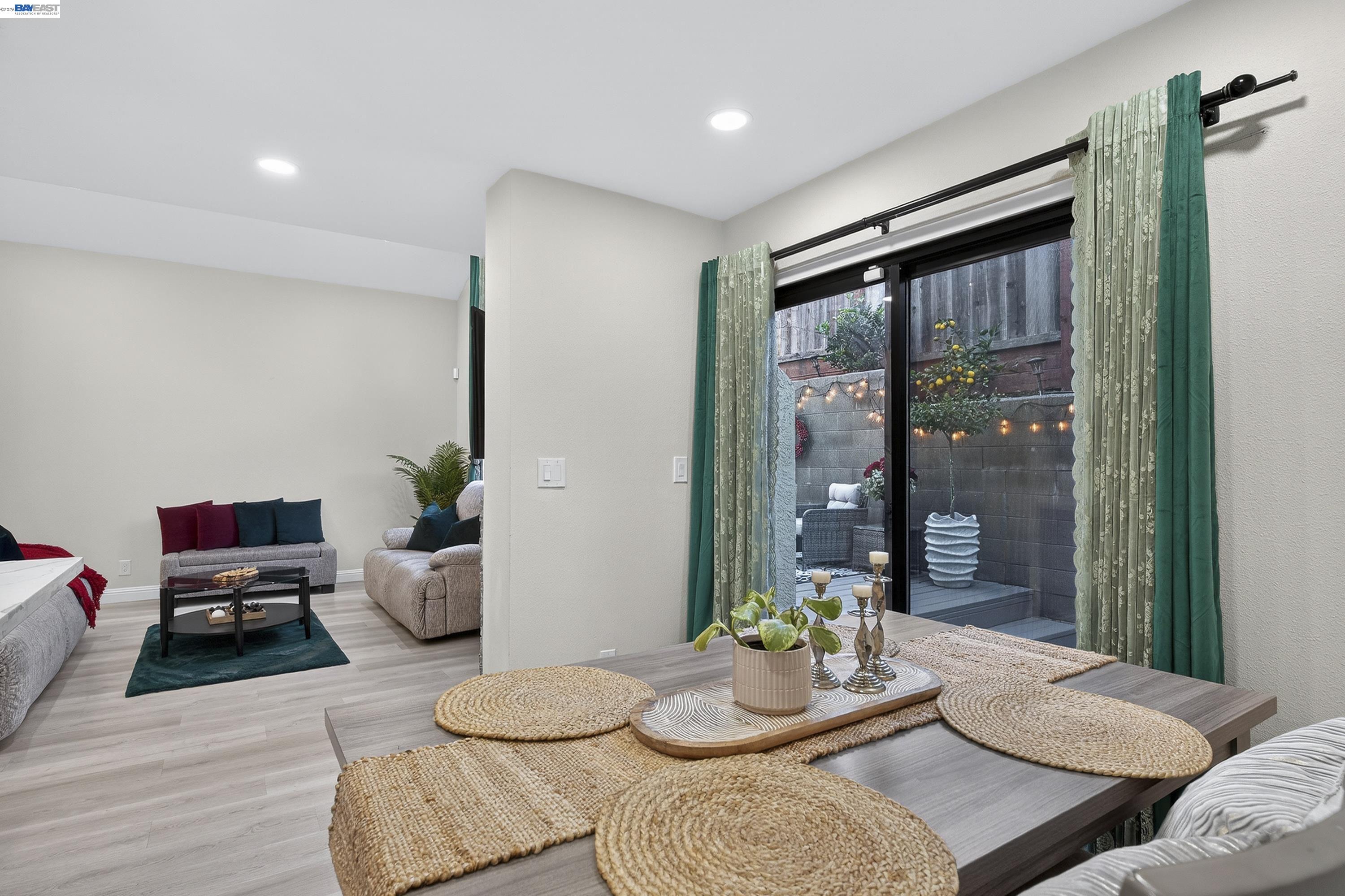 Detail Gallery Image 12 of 60 For 903 Appian Knoll Ct, El Sobrante,  CA 94803 - 3 Beds | 2/1 Baths