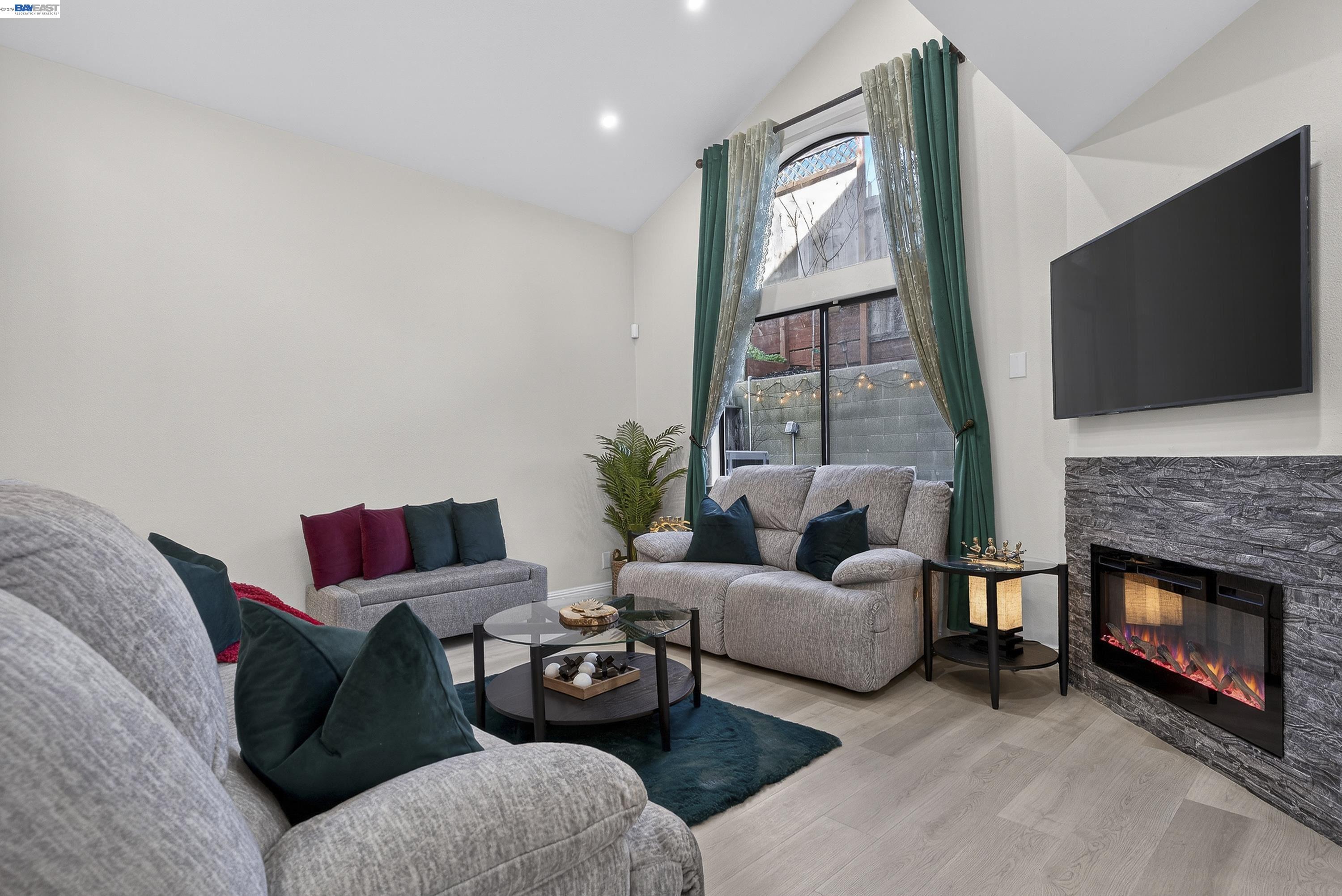 Detail Gallery Image 7 of 60 For 903 Appian Knoll Ct, El Sobrante,  CA 94803 - 3 Beds | 2/1 Baths