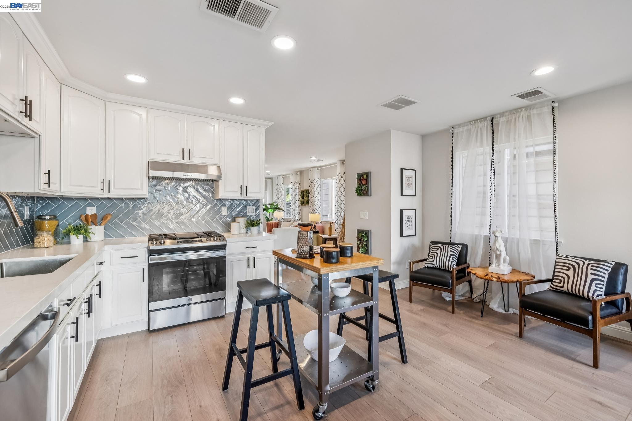 Detail Gallery Image 8 of 43 For 2431 Linden Street, Oakland,  CA 94607 - 4 Beds | 3 Baths