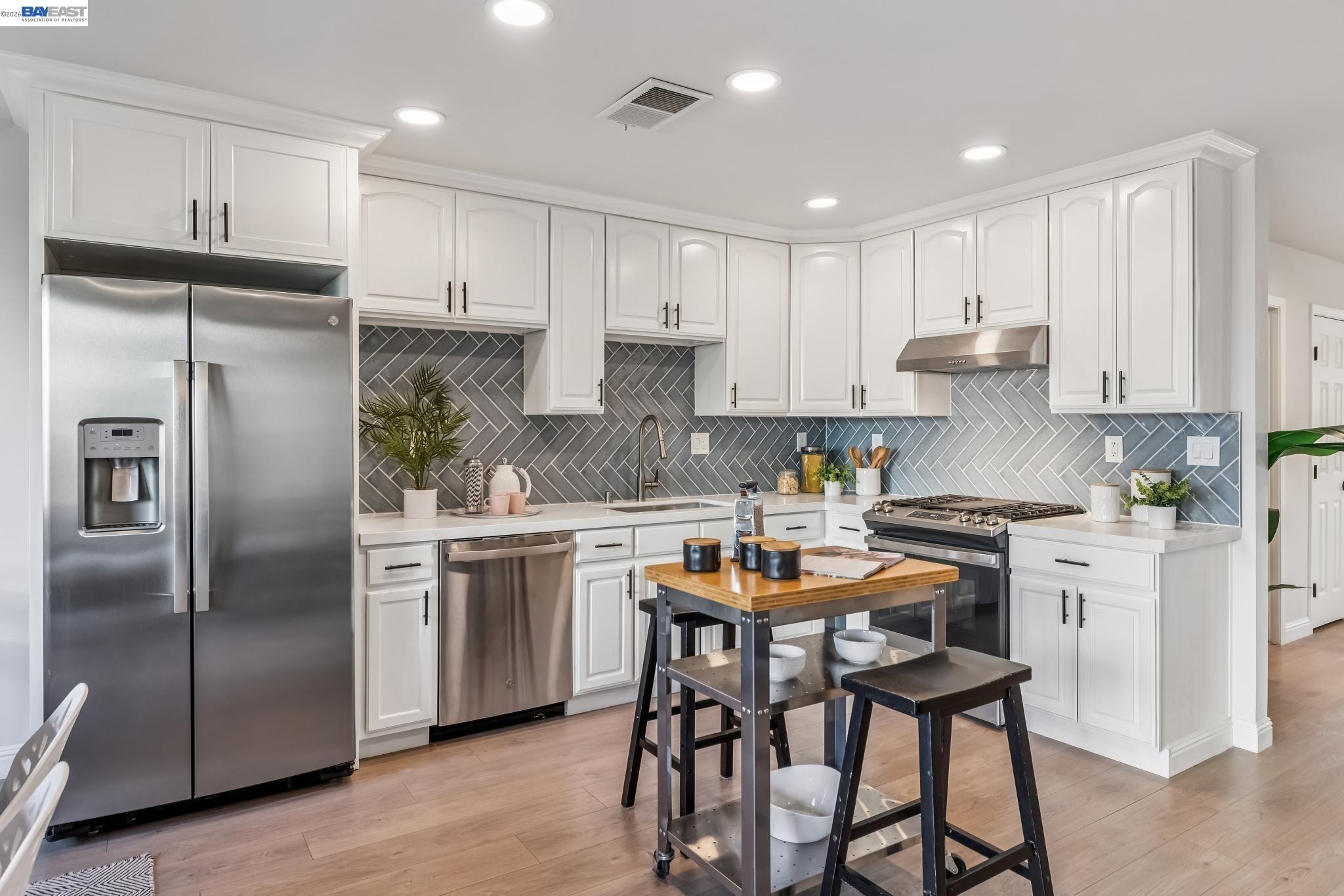 Detail Gallery Image 9 of 43 For 2431 Linden Street, Oakland,  CA 94607 - 4 Beds | 3 Baths