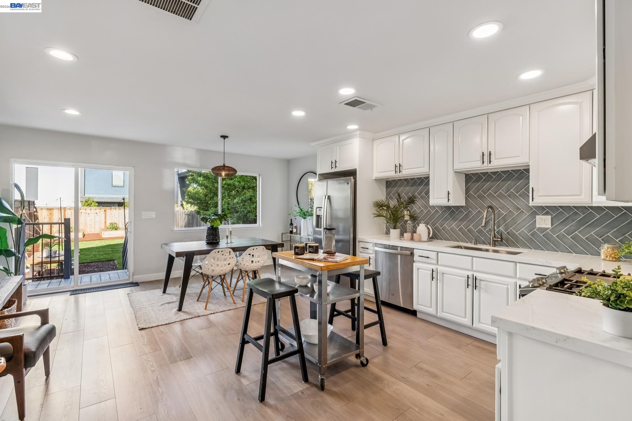 Detail Gallery Image 10 of 43 For 2431 Linden Street, Oakland,  CA 94607 - 4 Beds | 3 Baths