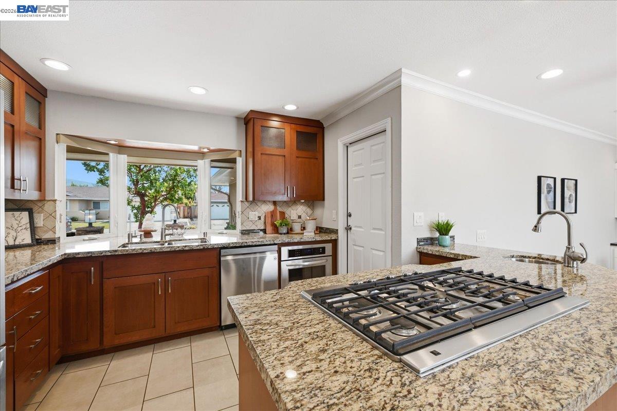 Detail Gallery Image 16 of 57 For 4685 Victoria Park Ct, Fremont,  CA 94538 - 4 Beds | 2 Baths