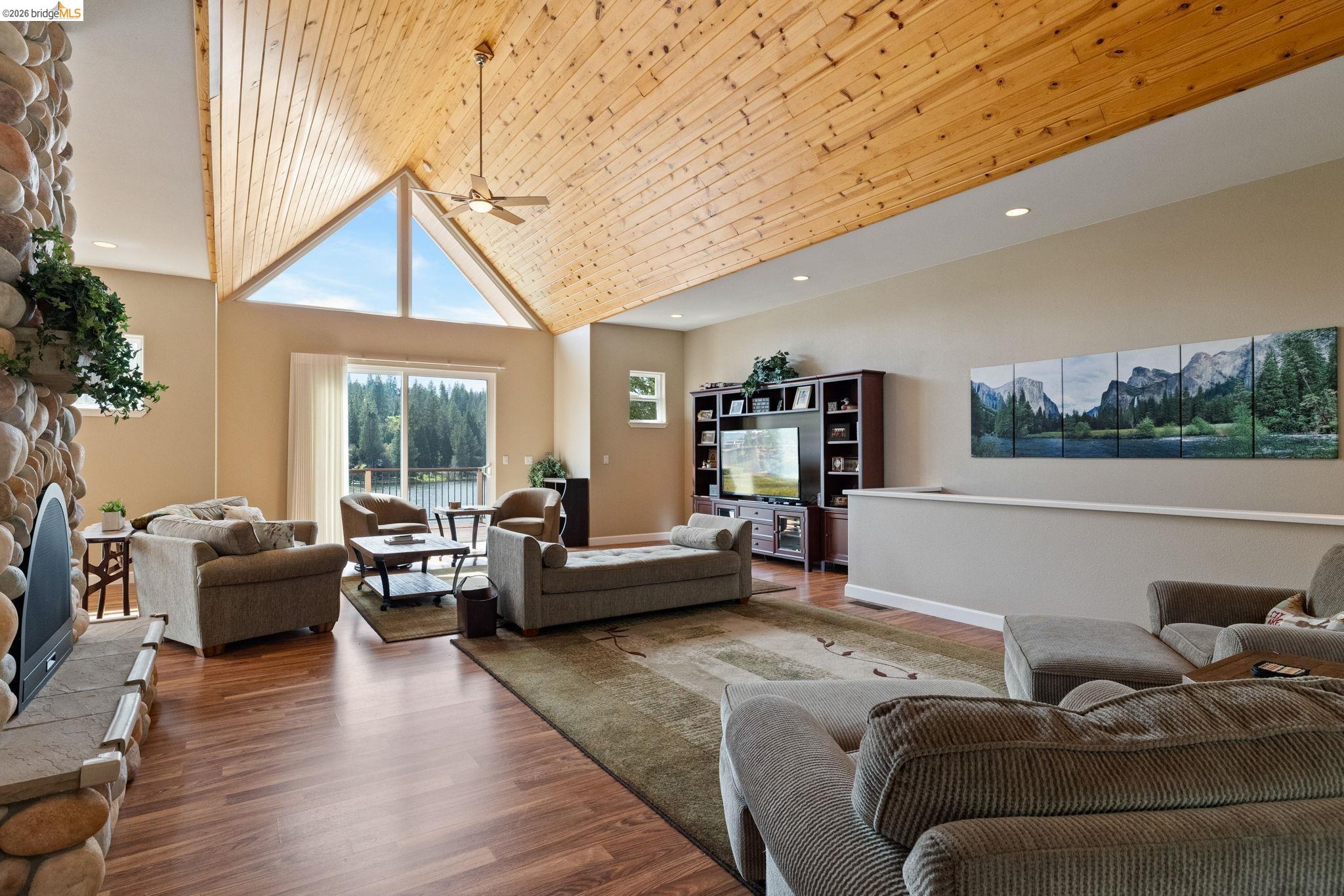 Detail Gallery Image 6 of 38 For 20312 Pine Mountain Dr., Groveland,  CA 95321 - 5 Beds | 3/1 Baths