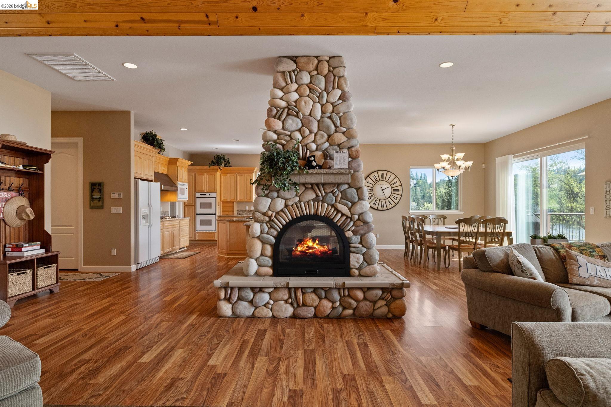 Detail Gallery Image 9 of 38 For 20312 Pine Mountain Dr., Groveland,  CA 95321 - 5 Beds | 3/1 Baths