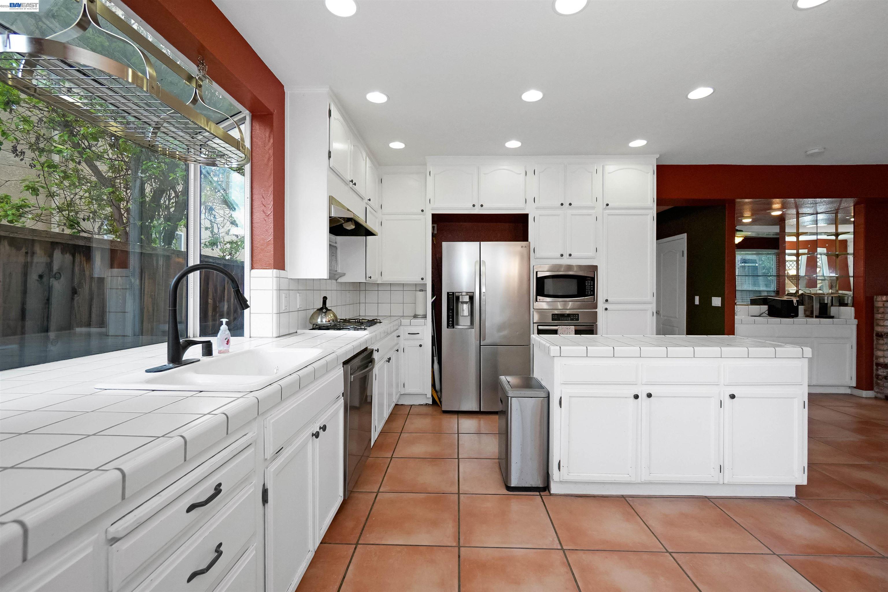 Detail Gallery Image 12 of 47 For 2065 Seville Dr, Tracy,  CA 95377 - 5 Beds | 3 Baths