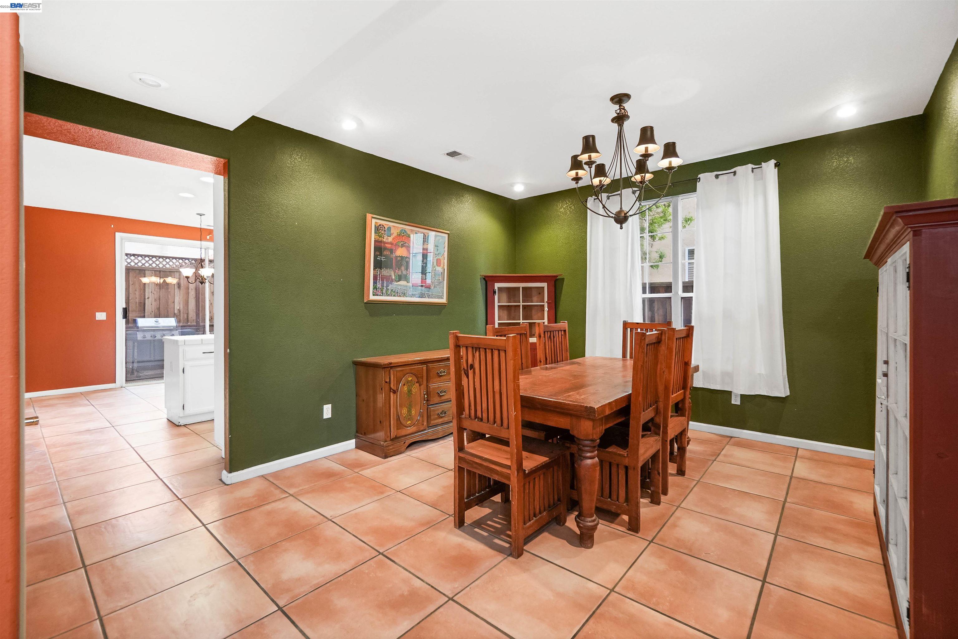 Detail Gallery Image 9 of 47 For 2065 Seville Dr, Tracy,  CA 95377 - 5 Beds | 3 Baths