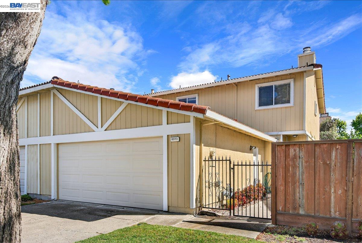 Detail Gallery Image 2 of 29 For 8373 Locust Pl, Dublin,  CA 94568 - 4 Beds | 2/1 Baths