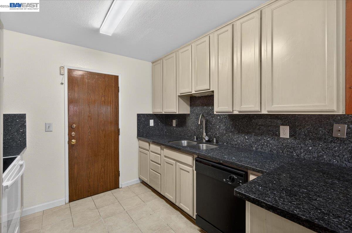 Detail Gallery Image 11 of 29 For 8373 Locust Pl, Dublin,  CA 94568 - 4 Beds | 2/1 Baths