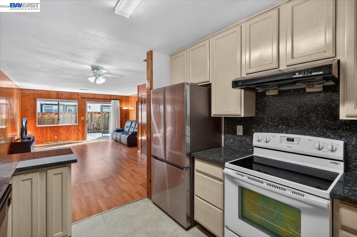 Detail Gallery Image 12 of 29 For 8373 Locust Pl, Dublin,  CA 94568 - 4 Beds | 2/1 Baths