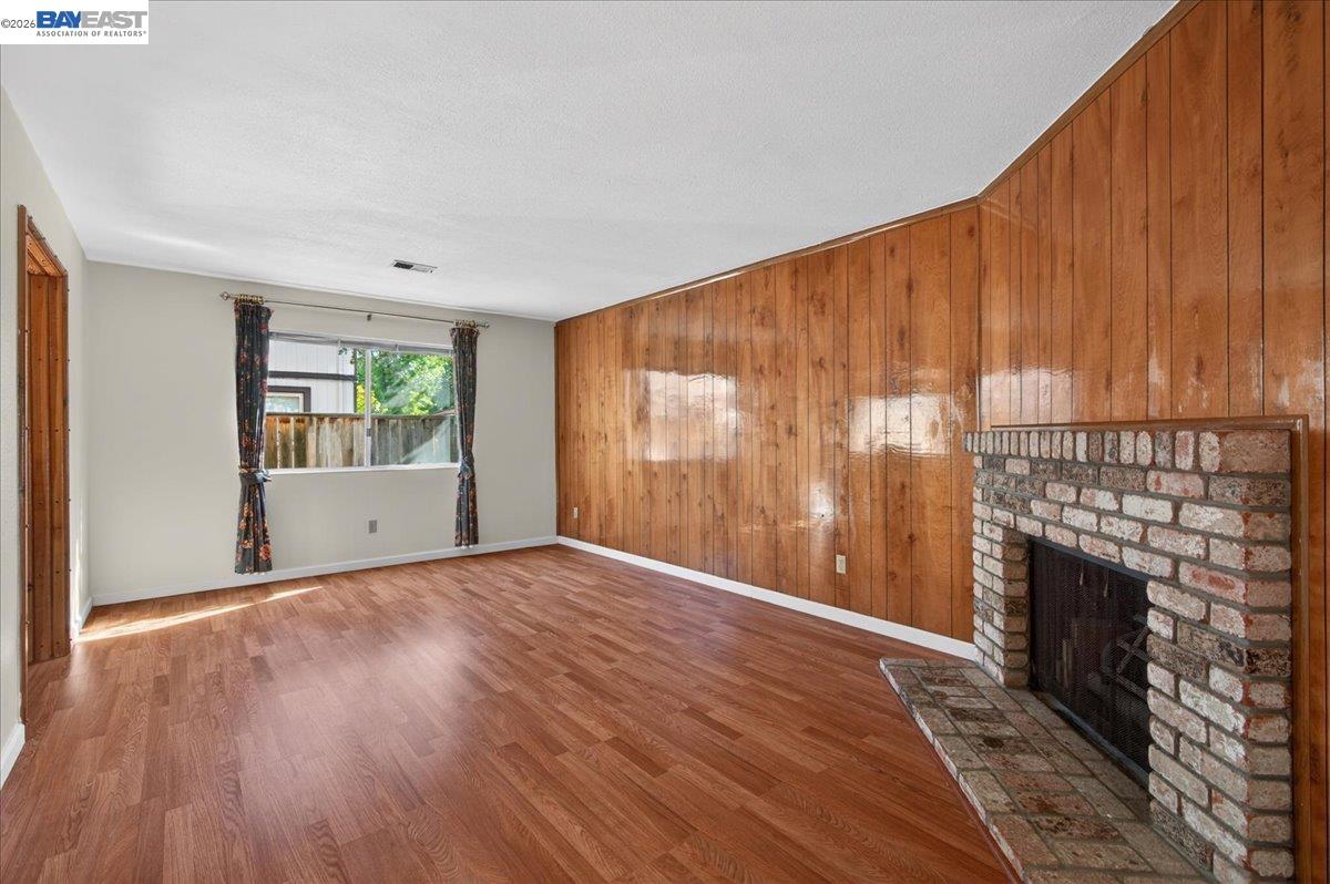 Detail Gallery Image 4 of 29 For 8373 Locust Pl, Dublin,  CA 94568 - 4 Beds | 2/1 Baths