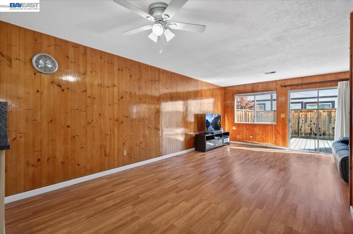 Detail Gallery Image 7 of 29 For 8373 Locust Pl, Dublin,  CA 94568 - 4 Beds | 2/1 Baths