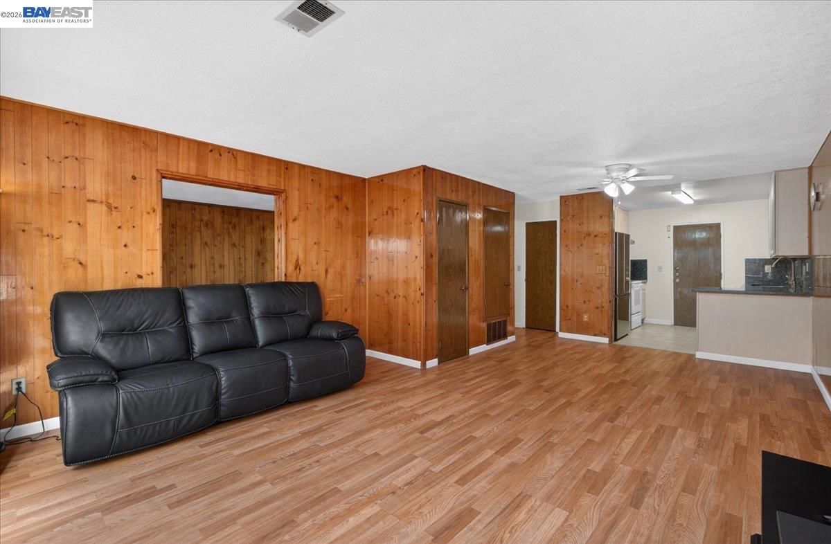 Detail Gallery Image 8 of 29 For 8373 Locust Pl, Dublin,  CA 94568 - 4 Beds | 2/1 Baths